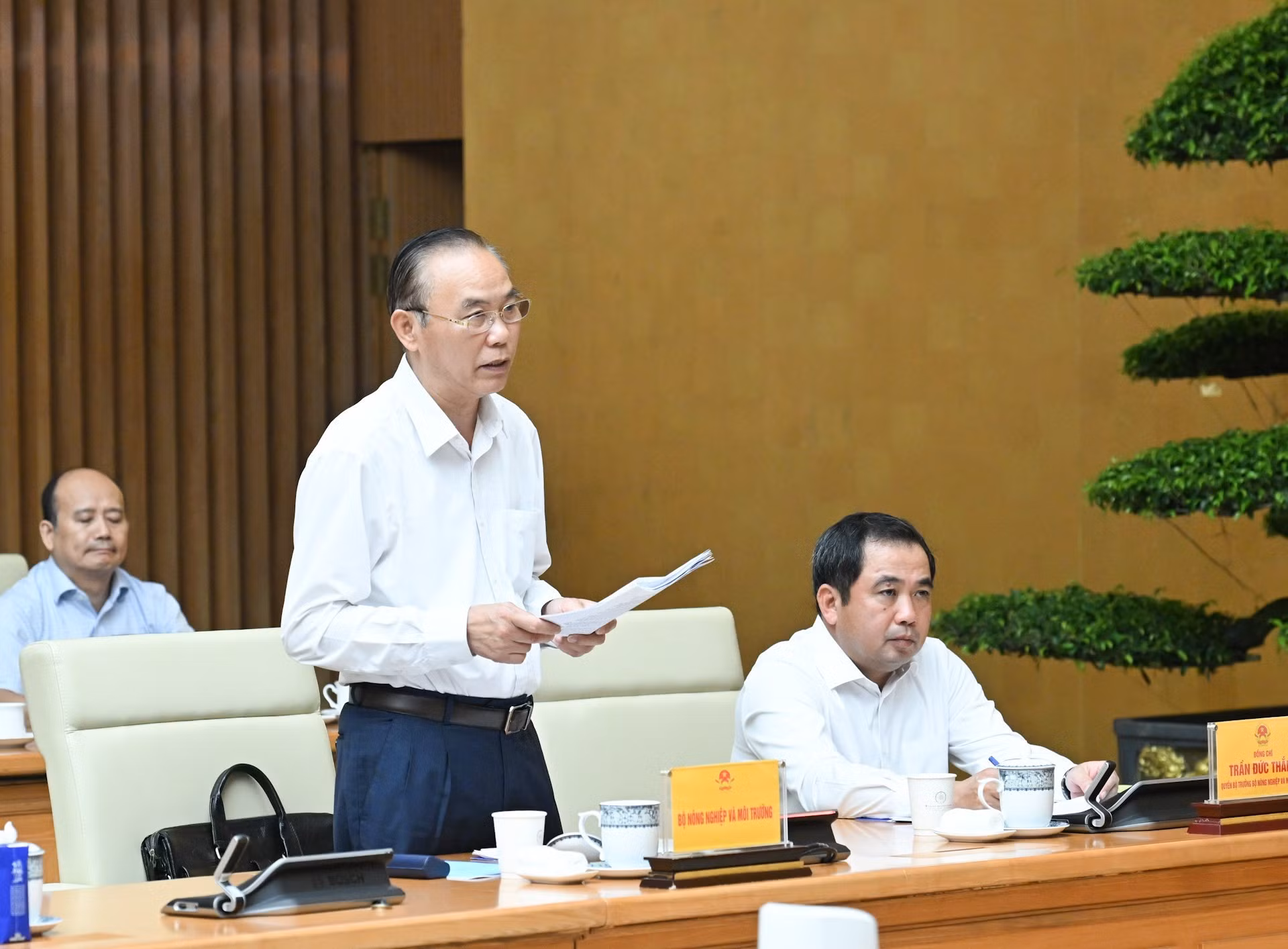 El viceministro de Agricultura y Medio Ambiente, Phung Duc Tien, interviene en la reunión.