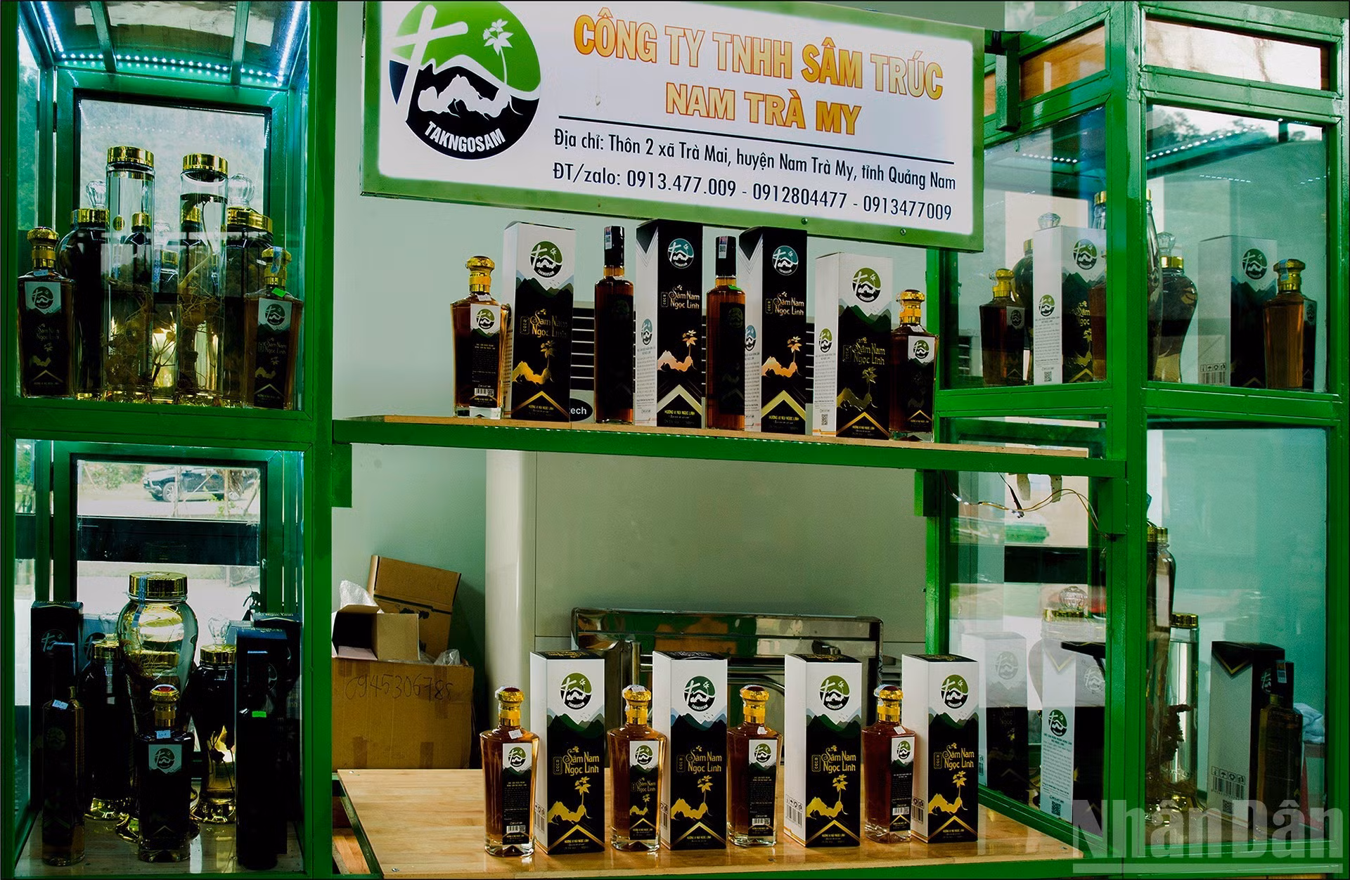 Productos elaborados a partir del ginseng Ngoc Linh, presentes en los puestos de ese mercado tradicional.