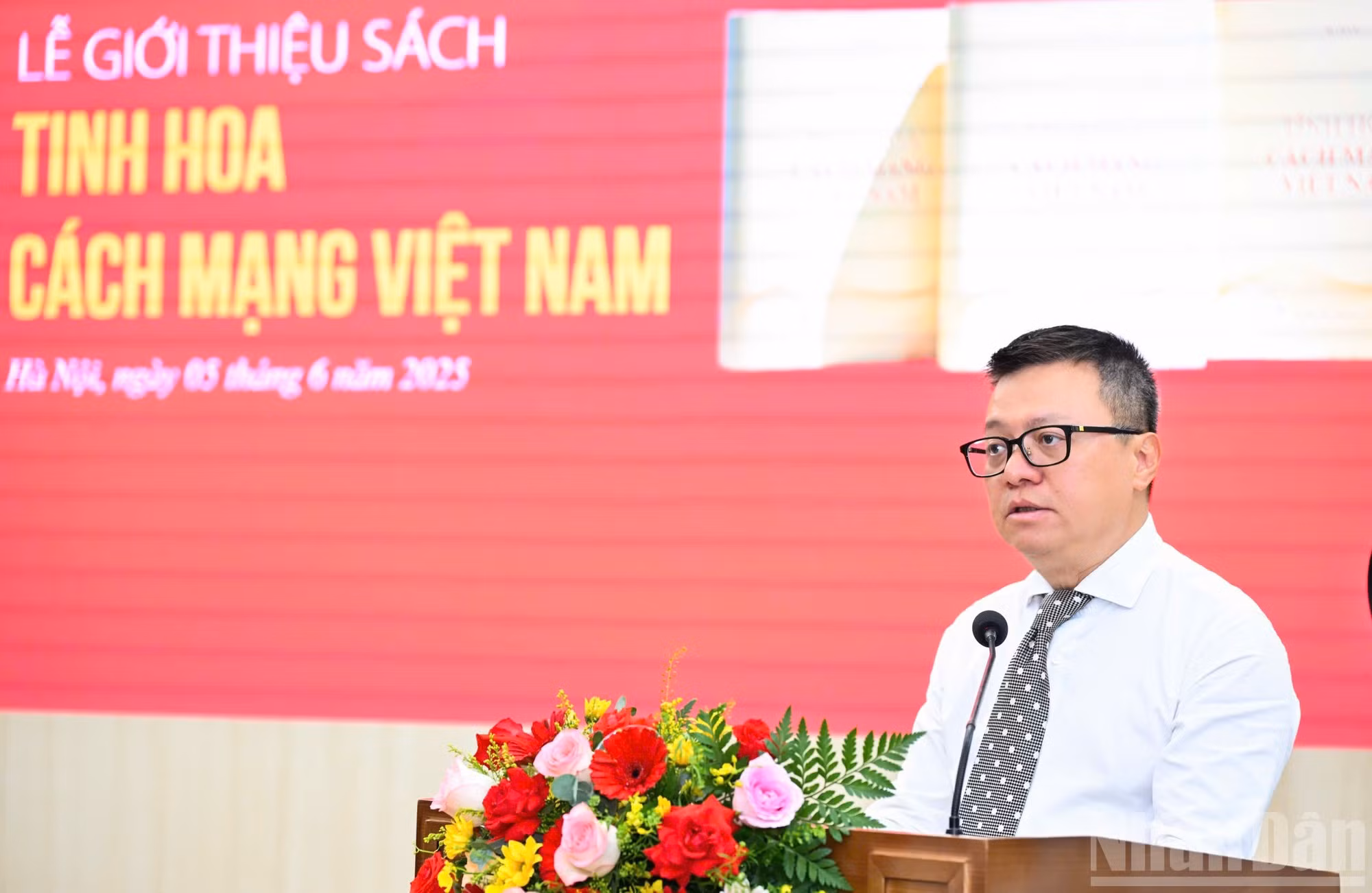 Le Quoc Minh, miembro del CC del PCV, presidente-editor del Periódico Nhan Dan, vicejefe de la Comisión de Propaganda y Movilización de Masas del CC del PCV y presidente de la Asociación de Periodistas de Vietnam, afirma que el libro condensa las preocupaciones, pensamientos y aspiraciones de un intelectual, combatiente, periodista y activista político que ha dedicado toda su vida a la revolución.