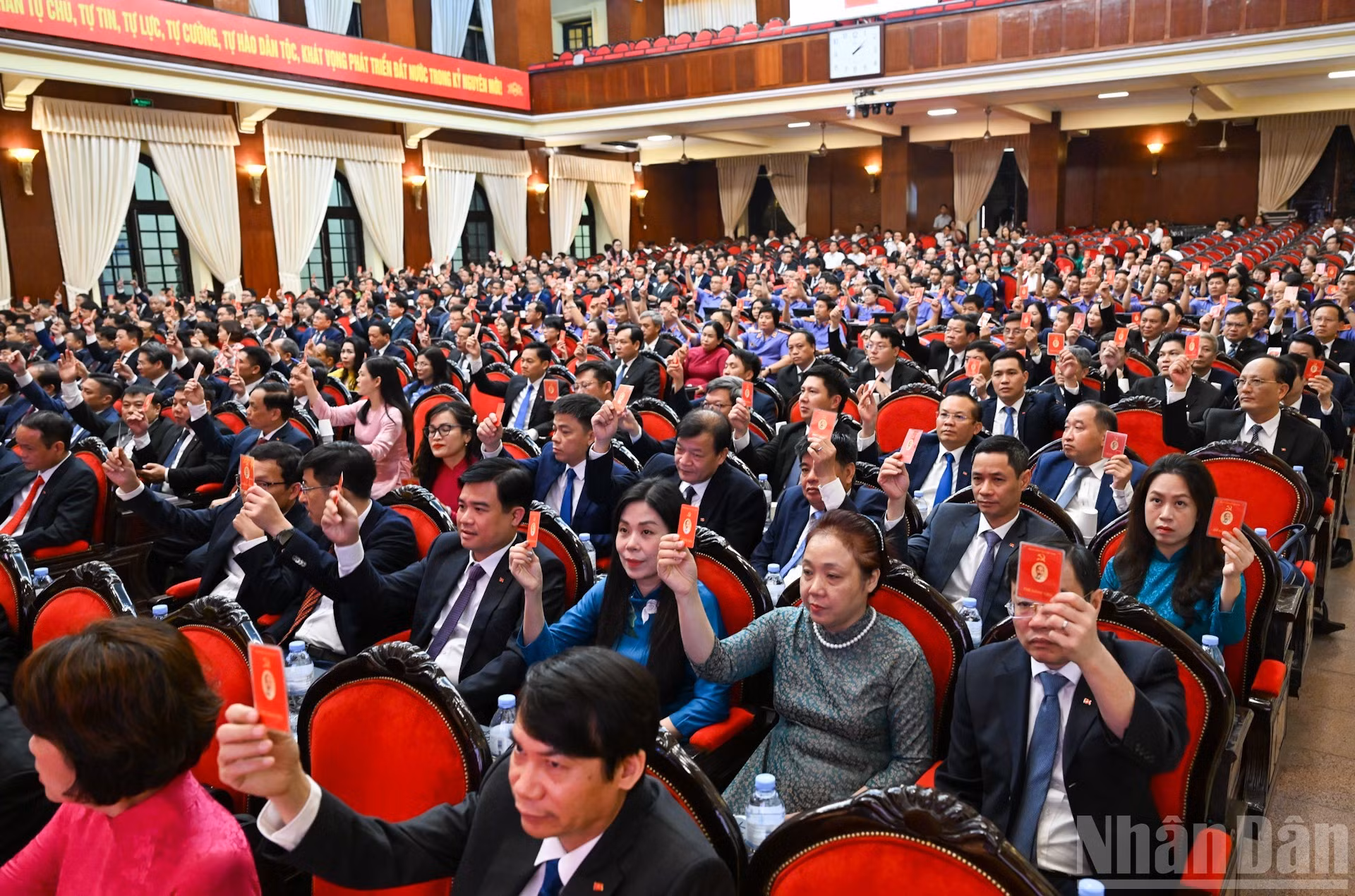 Los delegados aprueban el programa, el reglamento de trabajo y las normas de la reunión.