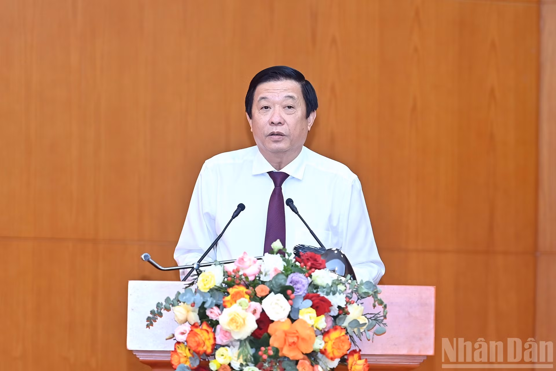 El subjefe de la Comisión de Asuntos Internos del CC del PCV, Bui Van Nghiem, presenta un informe en la conferencia.