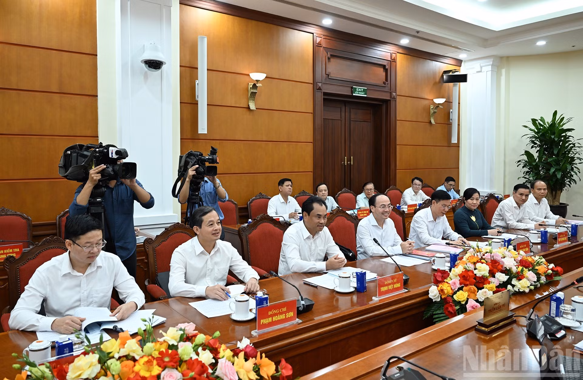 Los miembros de la Junta Permanente del Comité del Partido de Thai Nguyen en la cita.