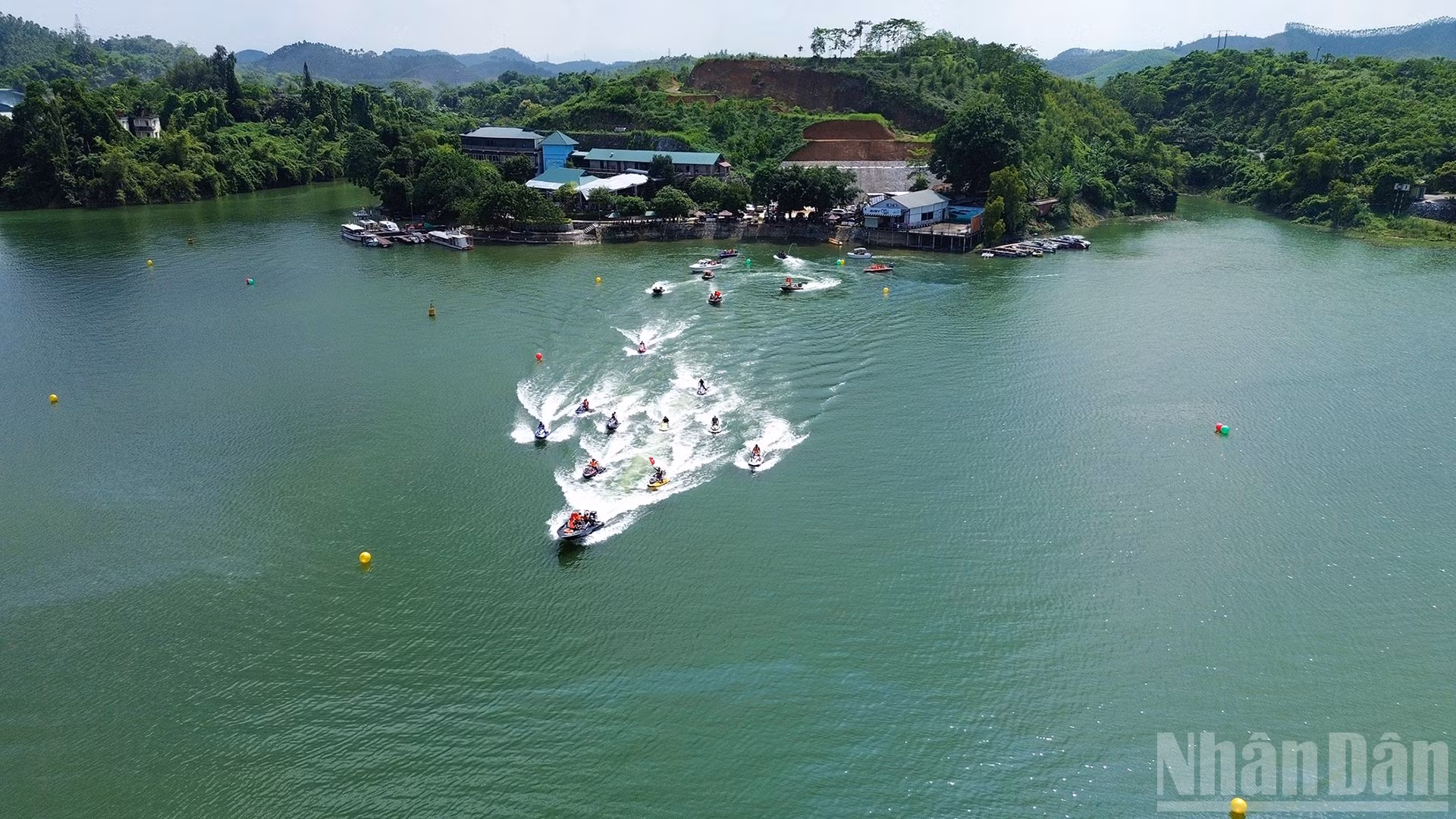 Visitantes nacionales y extranjeros disfrutan de diversas actividades de deportes acuáticos en el lago.