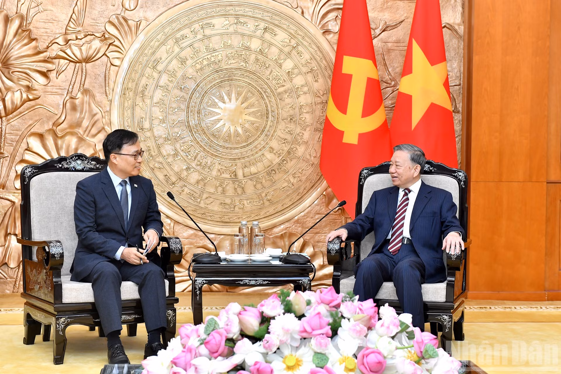 El secretario general To Lam recibe al embajador de Corea del Sur en Vietnam, Choi Young Sam.
