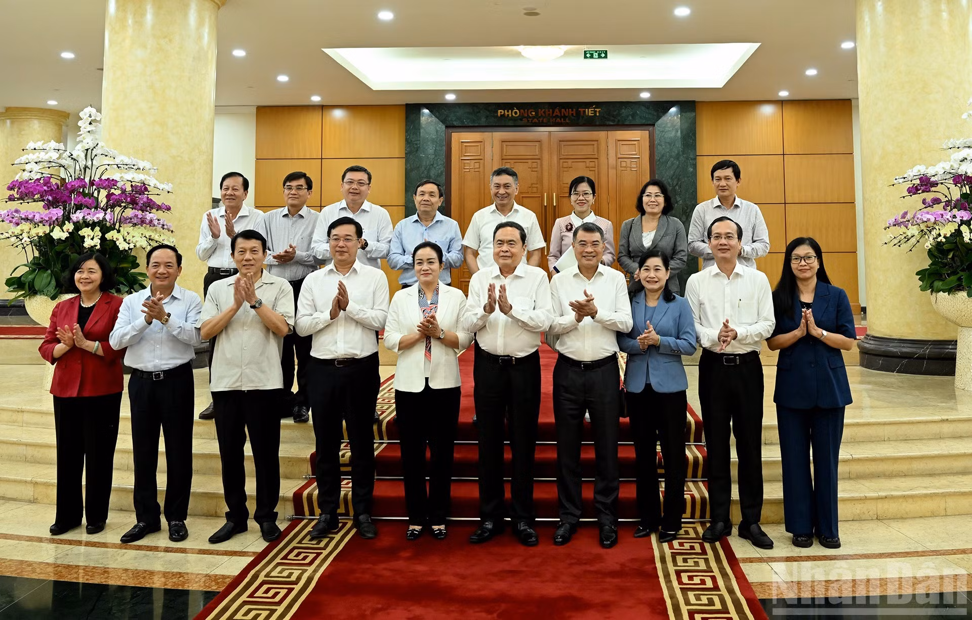 El presidente de la ANV, Tran Thanh Man, junto con miembros del Buró Político, el Secretariado y los delegados en la reunión con la Junta Permanente del Comité del Partido de Dong Thap.