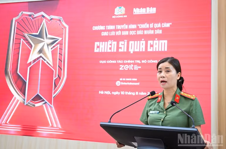 La subdirectora del Departamento de Trabajo Político del Ministerio de Seguridad Pública, Nguyen Thi Thuy Thanh, habla en el evento.