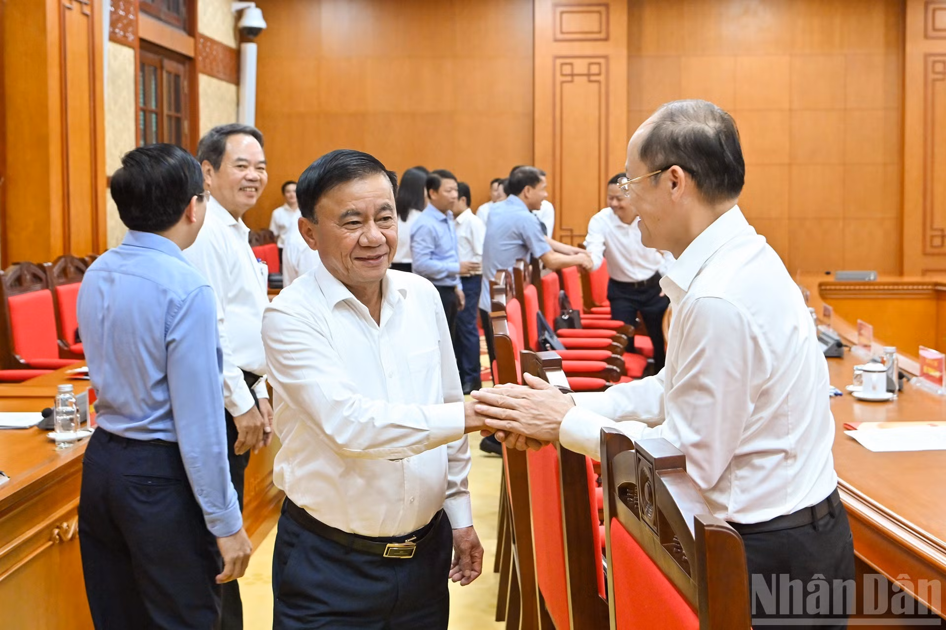 El miembro permanente del Secretariado del PCV, Tran Cam Tu, con los miembros de la Junta Permanente del Comité del Partido de Ha Tinh en la reunión.