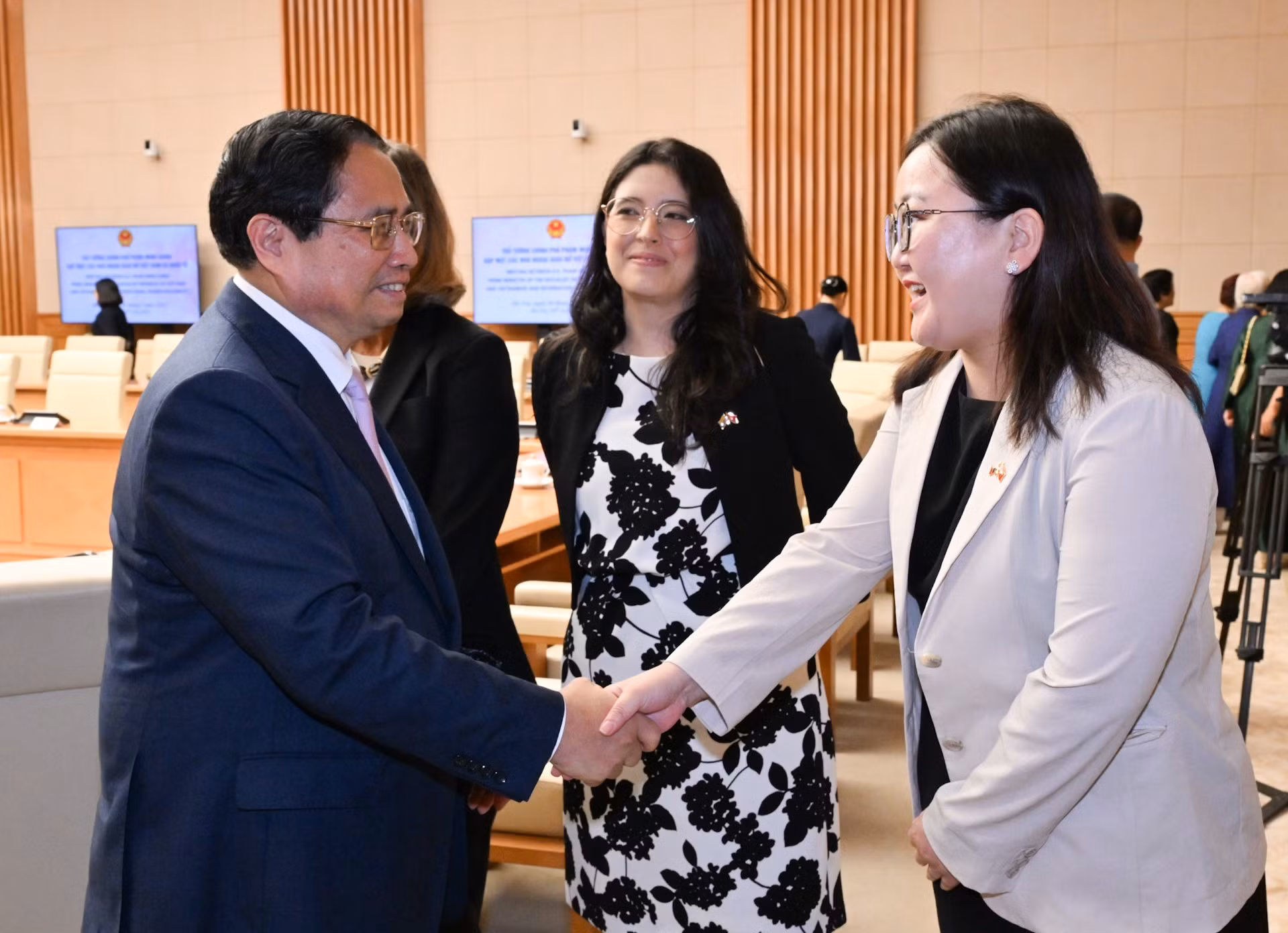 El primer ministro Pham Minh Chinh y diplomáticas vietnamitas e internacionales.