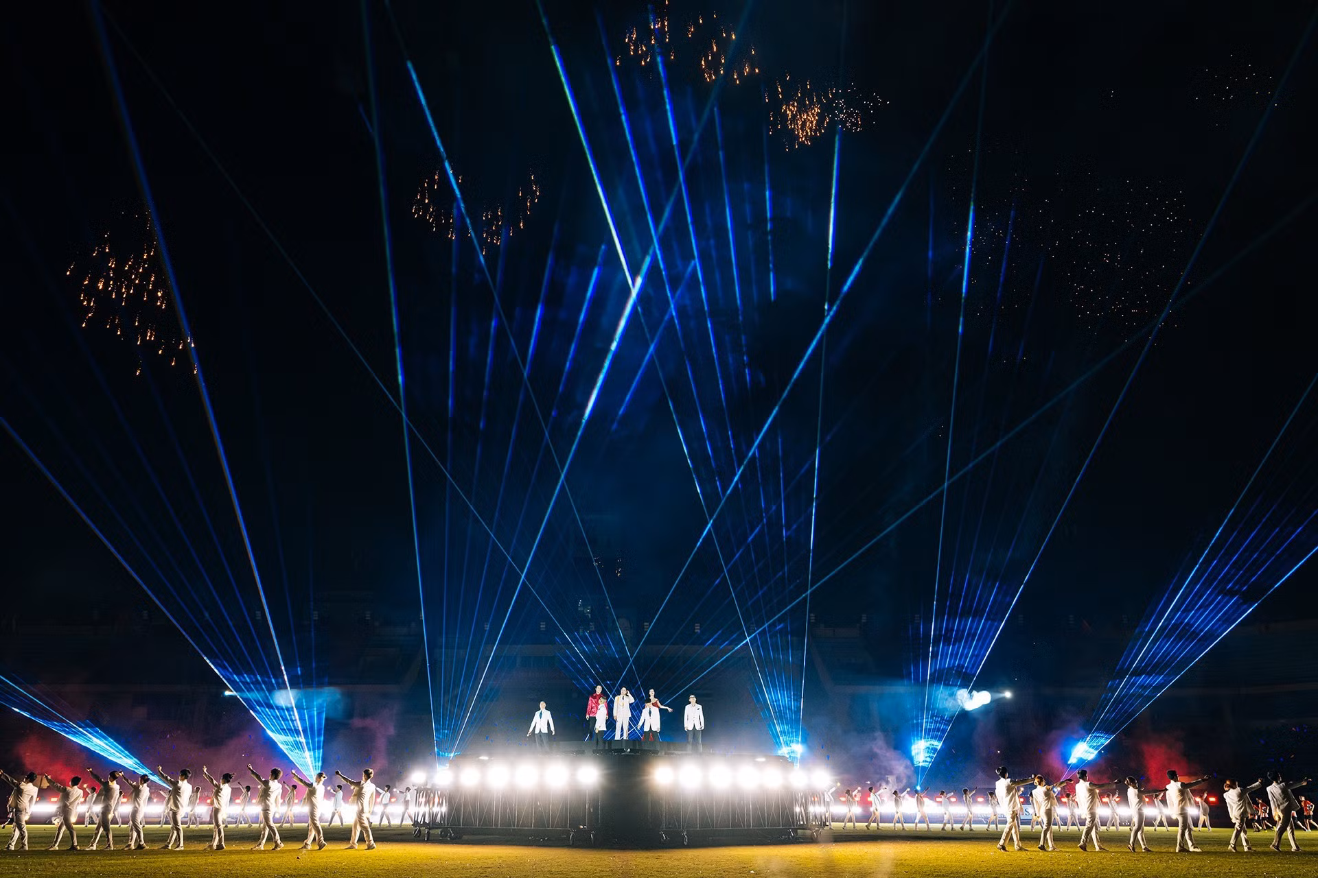 El ambiente se vuelve vibrante con interpretaciones musicales, acompañadas de espectaculares fuegos artificiales que elevan las emociones y ofrecen una experiencia visual impresionante al público.