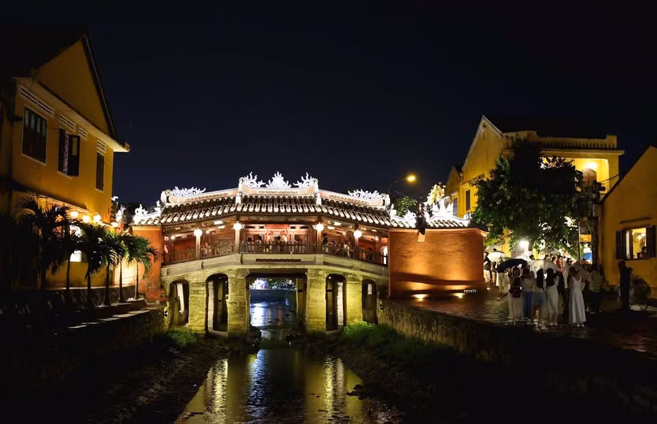 El Puente Japonés, símbolo de Hoi An, es un claro testimonio del singular intercambio cultural entre Vietnam, China y Japón desde la época del puerto comercial. (Foto: VNA)