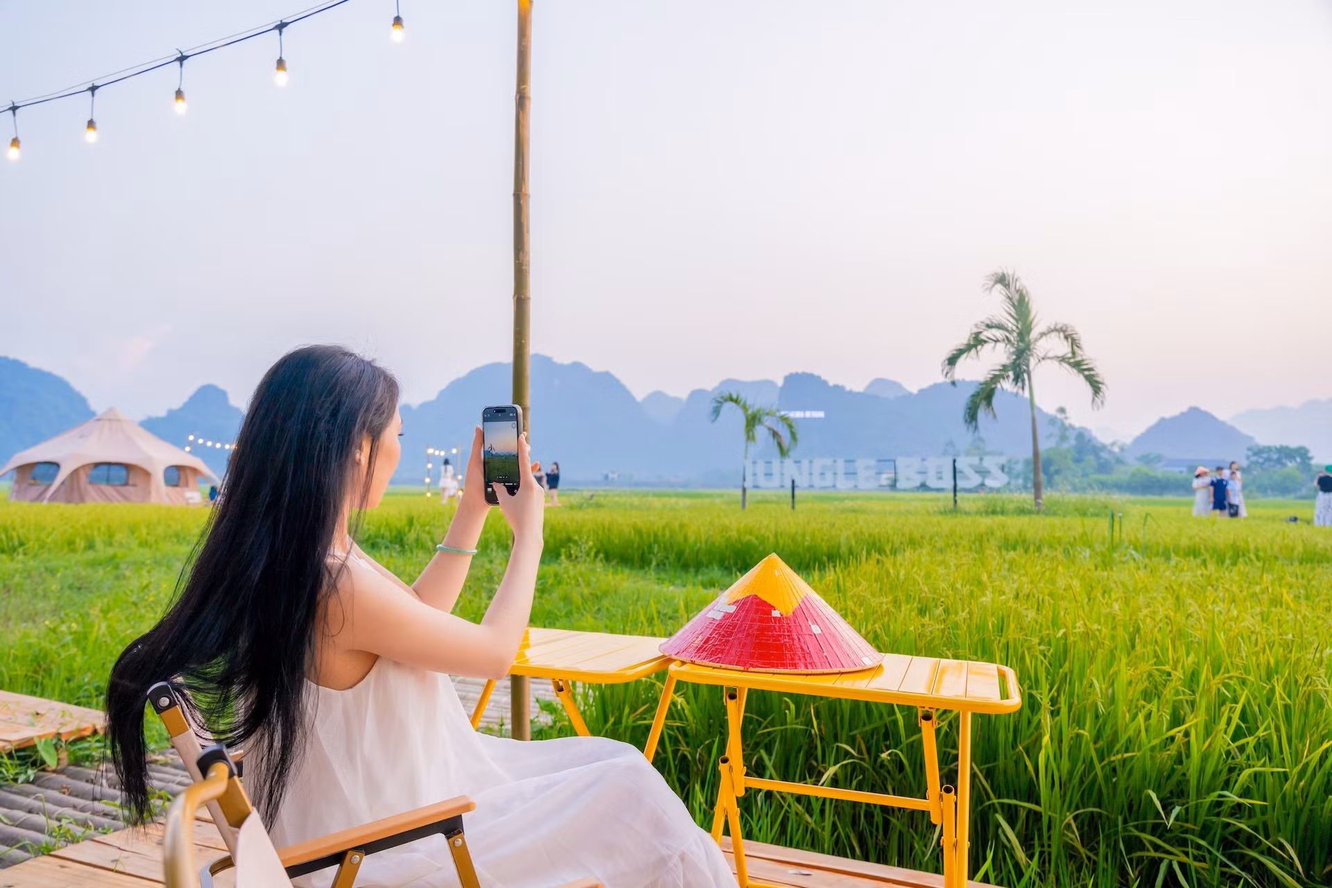 Actividades como relajarse y tomarse fotos en los campos de arroz han ganado gran popularidad entre los jóvenes y se difunden ampliamente en las plataformas digitales.