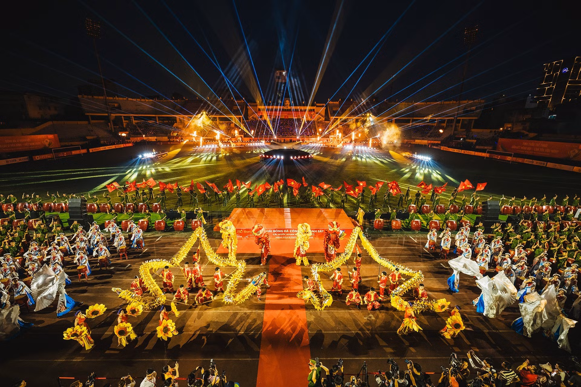 El programa comienza con una majestuosa presentación de tambores tradicionales combinada con danzas del león y el dragón, bajo el tema “Aspiración a brillar”, impregnada de la cultura vietnamita.