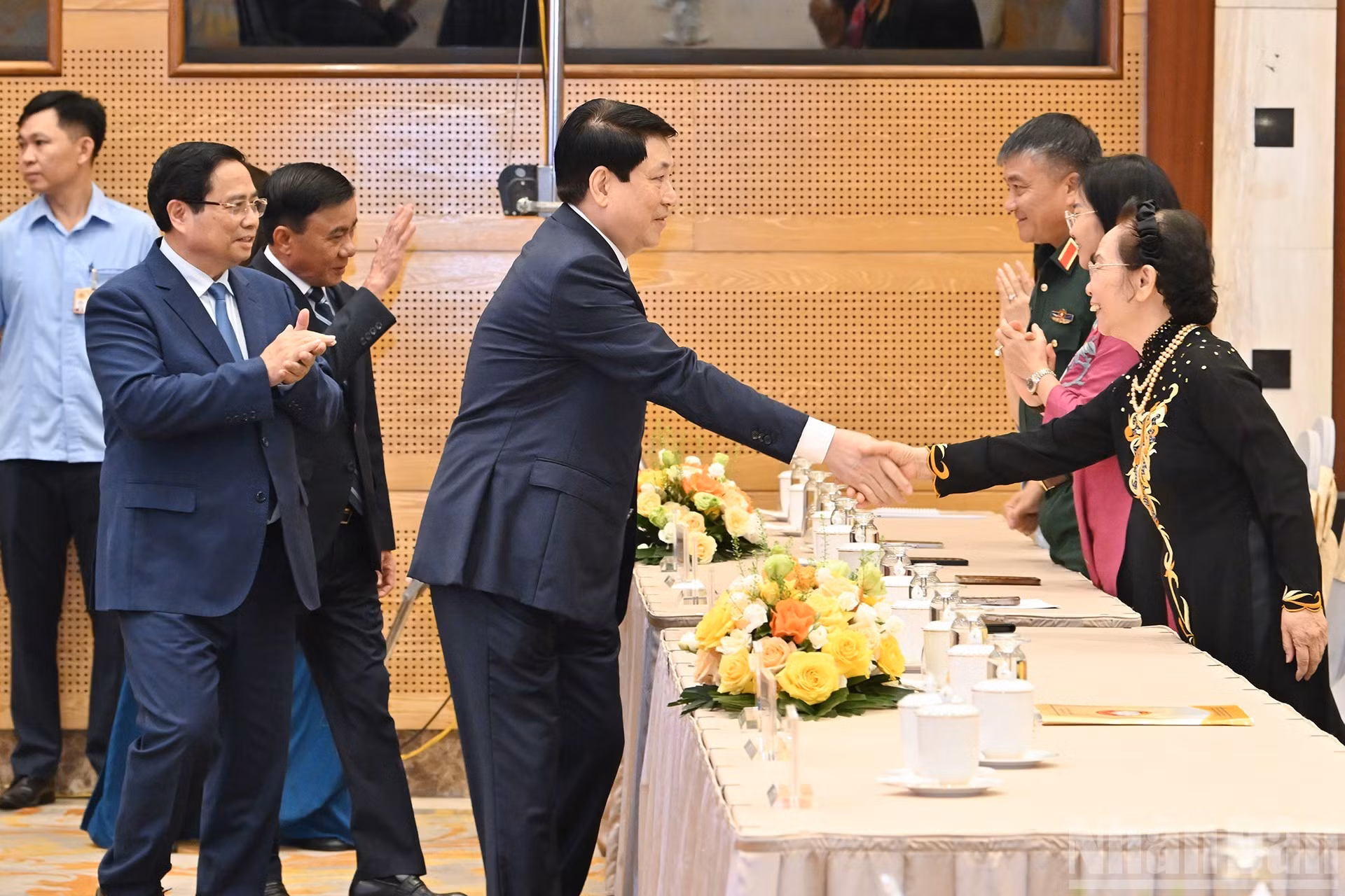 El presidente Luong Cuong, el primer ministro Pham Minh Chinh y el miembro permanente del Secretariado del PCV, Tran Cam Tu, con los delegados en la conferencia.