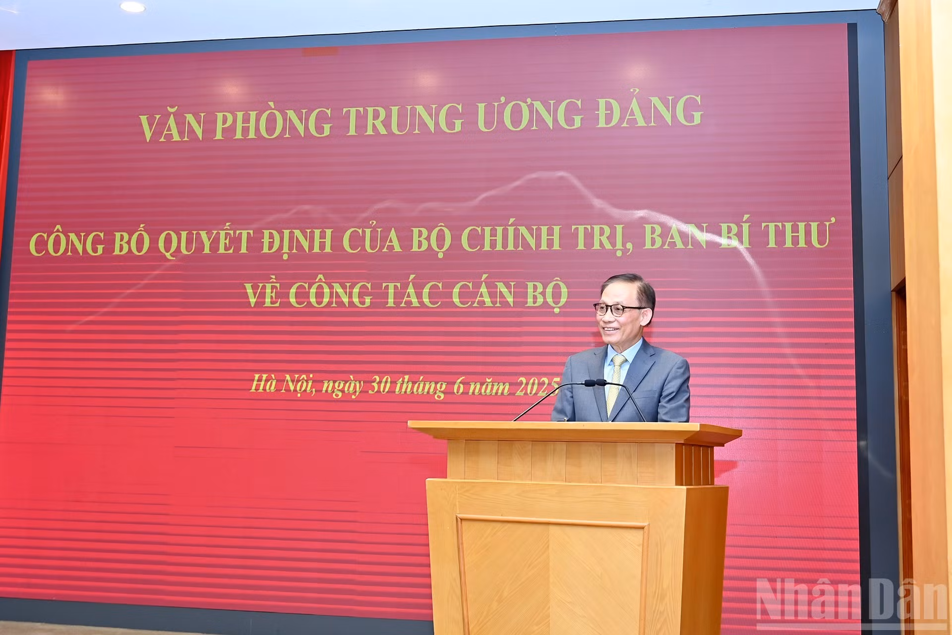 El jefe de la Oficina del Comité Central del PCV, Le Hoai Trung, interviene en el acto.