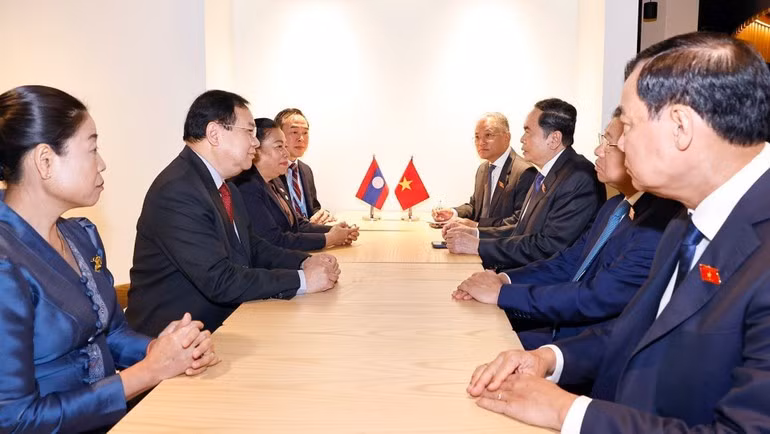El dirigente legislativo vietnamita, Tran Thanh Man, conversa con la vicepresidenta del Legislativo laosiano, Sounthone Xayachak. (Foto: Doan Tan/VNA)