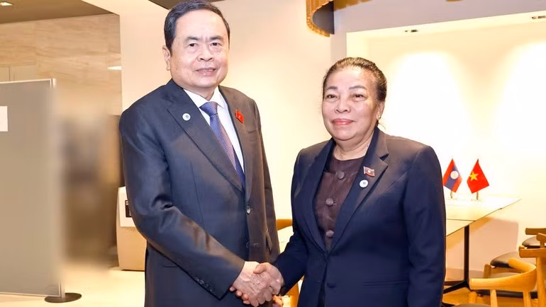 El dirigente legislativo vietnamita, Tran Thanh Man, se reúne con la vicepresidenta del Parlamento laosiano, Sounthone Xayachak. (Foto: Doan Tan/VNA)