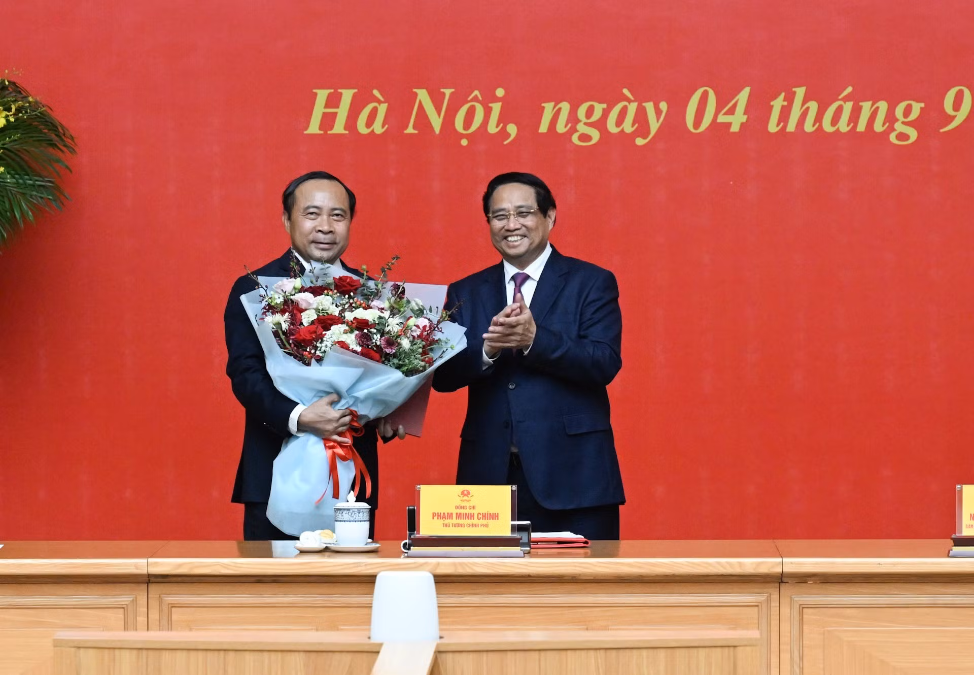 El primer ministro Pham Minh Chinh entrega la decisión de nombrar a Vu Hai Quan, miembro del Comité Central del PCV, presidente del Consejo y director de la Universidad Nacional de Ciudad Ho Chi Minh, como viceministro permanente de Ciencia y Tecnología.