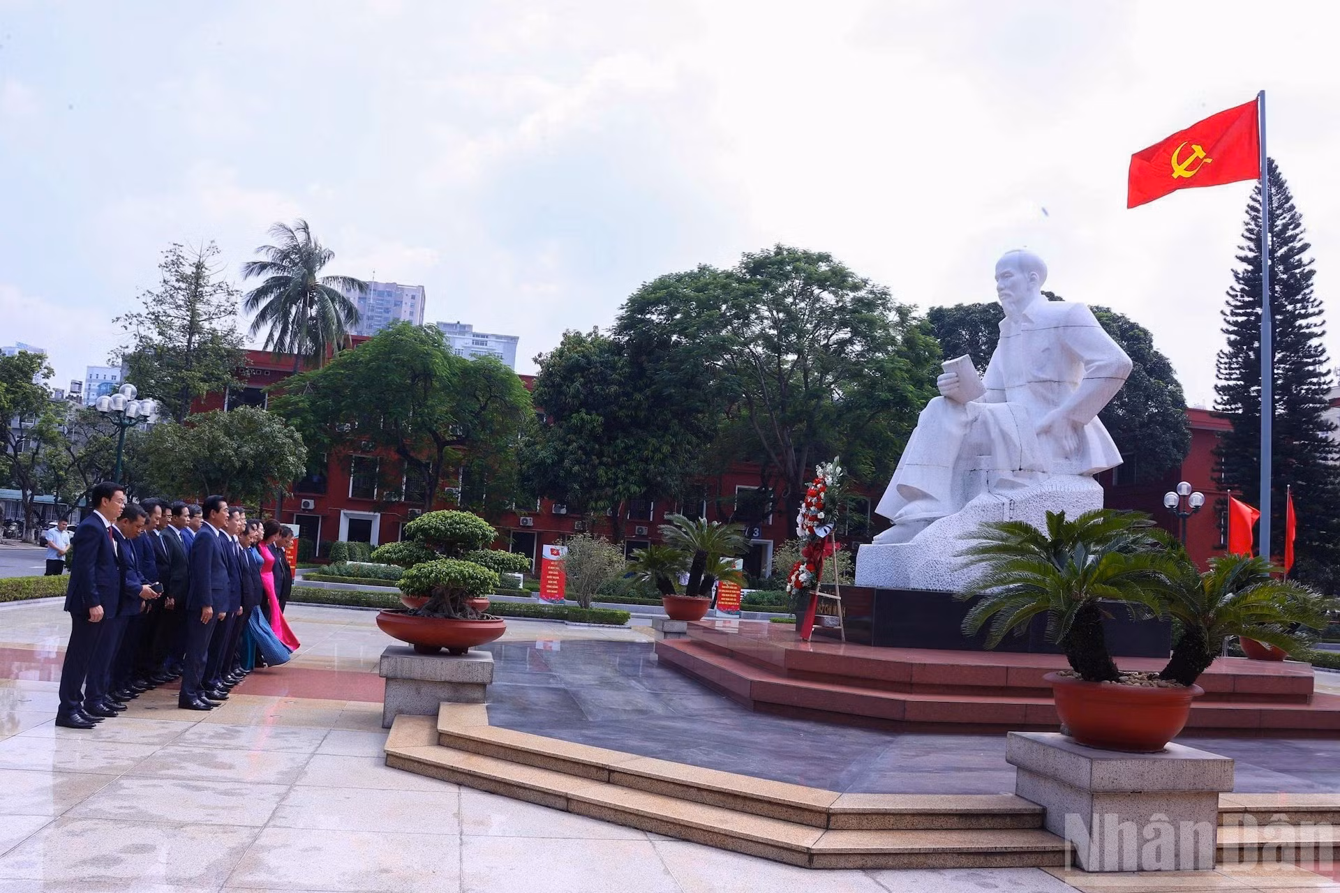 Los delegados rindieron homenaje al Presidente Ho Chi Minh.