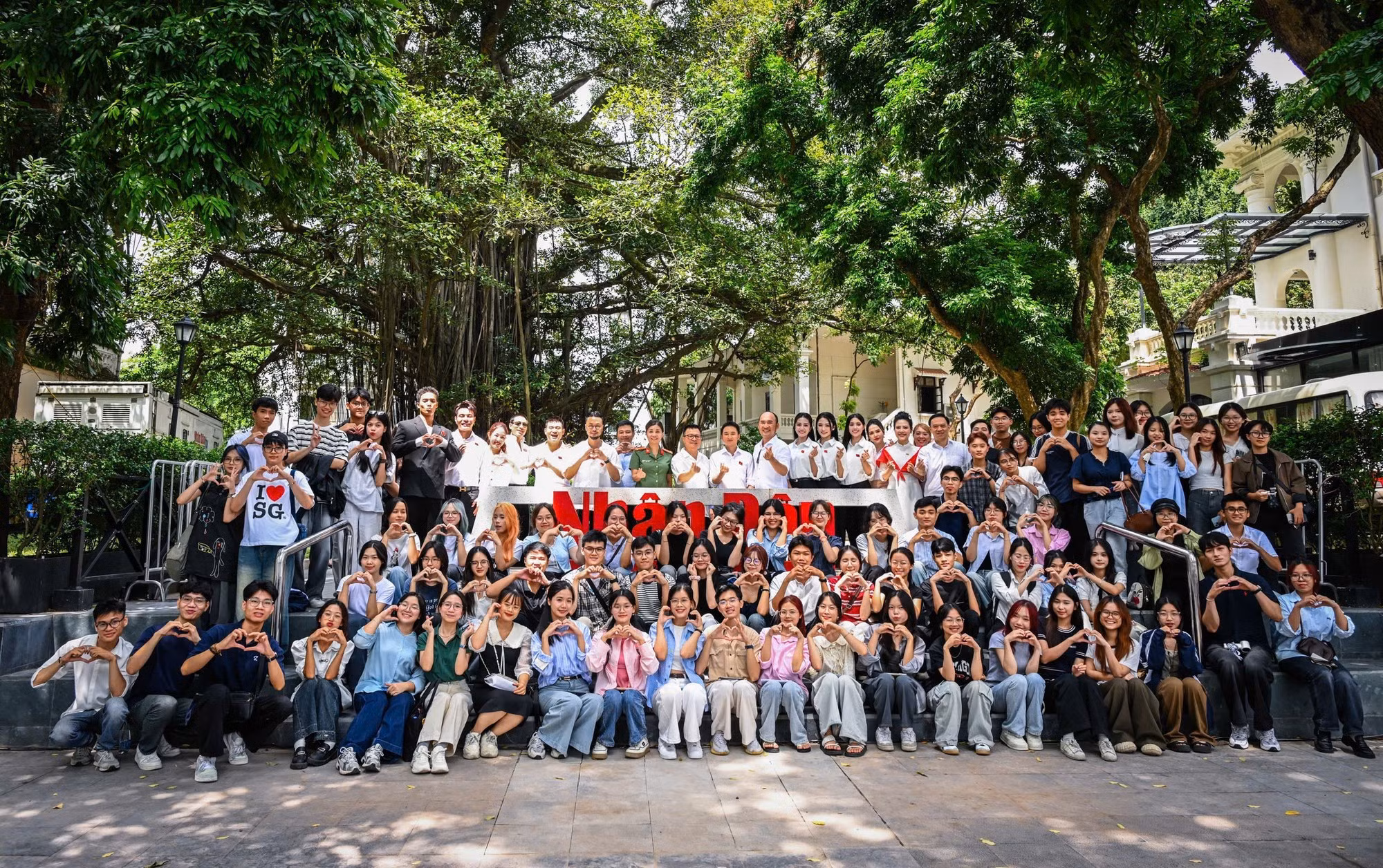 [Foto] Celebran en Nhan Dan encuentro de intercambio entre artistas del programa “Soldados valientes” y lectores 