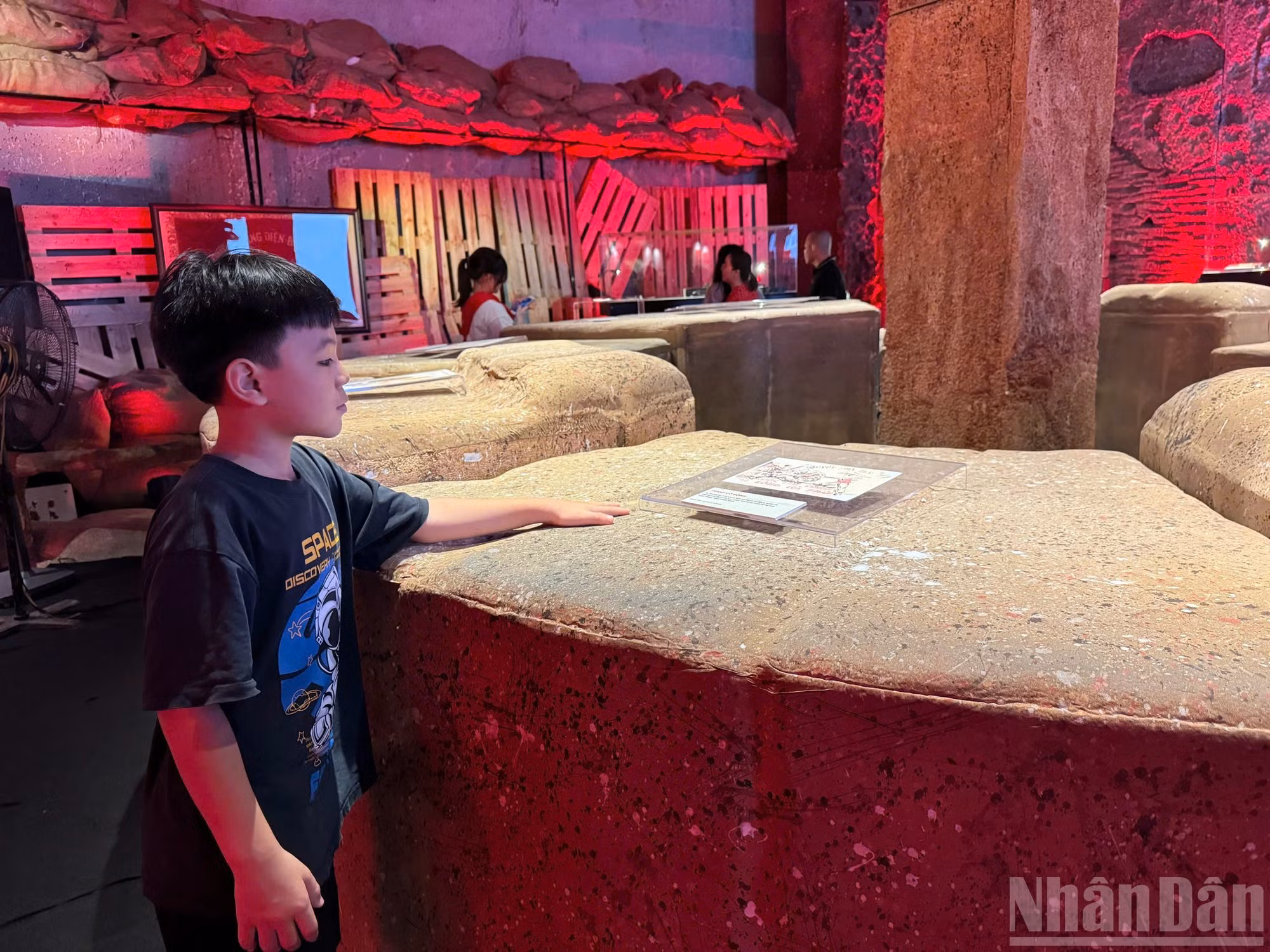 Una niña visita la exposición.