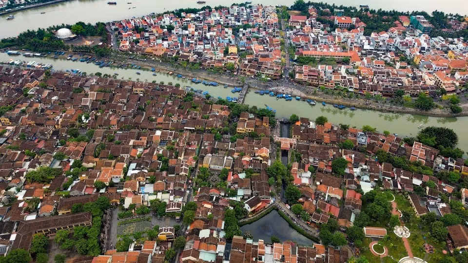 Paseos en barco por el río Hoai, sintiendo el apacible ritmo de la vida que fluye con este río que ha presenciado los altibajos de la historia. (Foto: VNA)