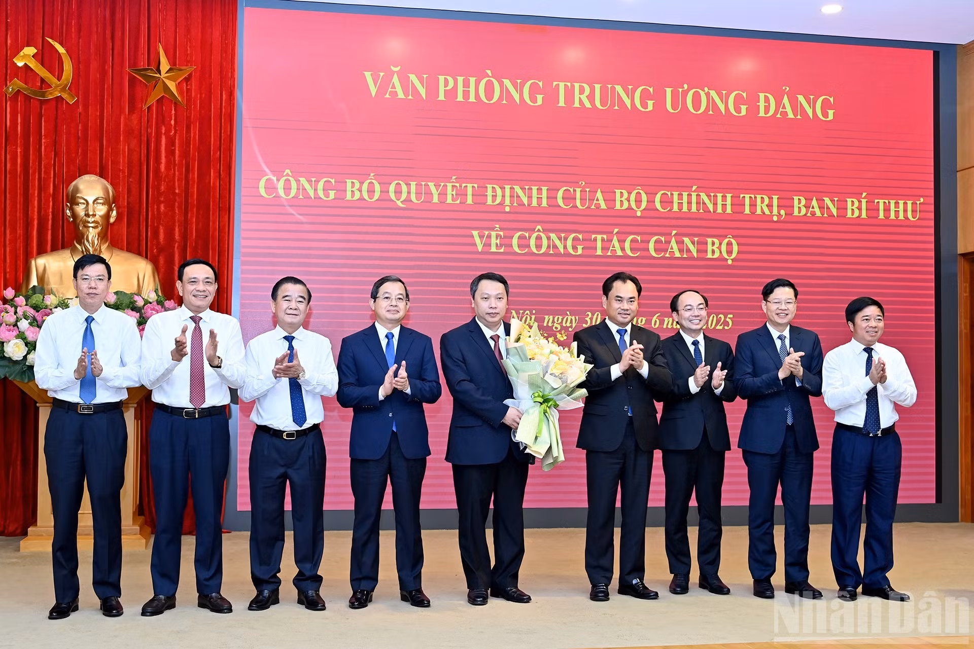 Diversas entidades y organismos entregan flores de felicitación a Nguyen Huy Dung.