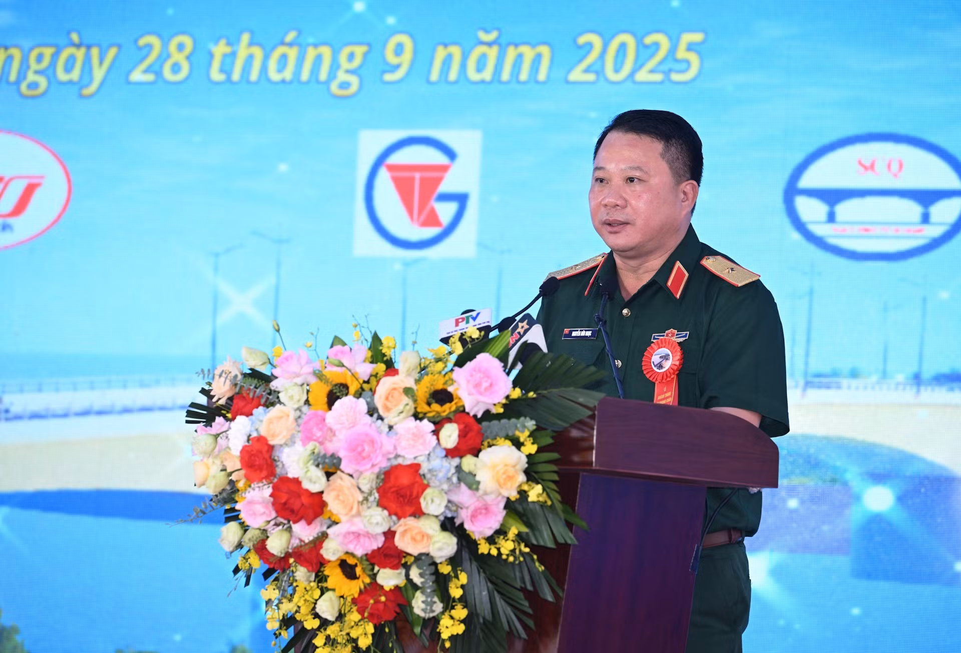 El mayor general Nguyen Huu Ngoc, comandante del Cuerpo 12, de la Corporación de Construcción Truong Son, interviene en el acto.