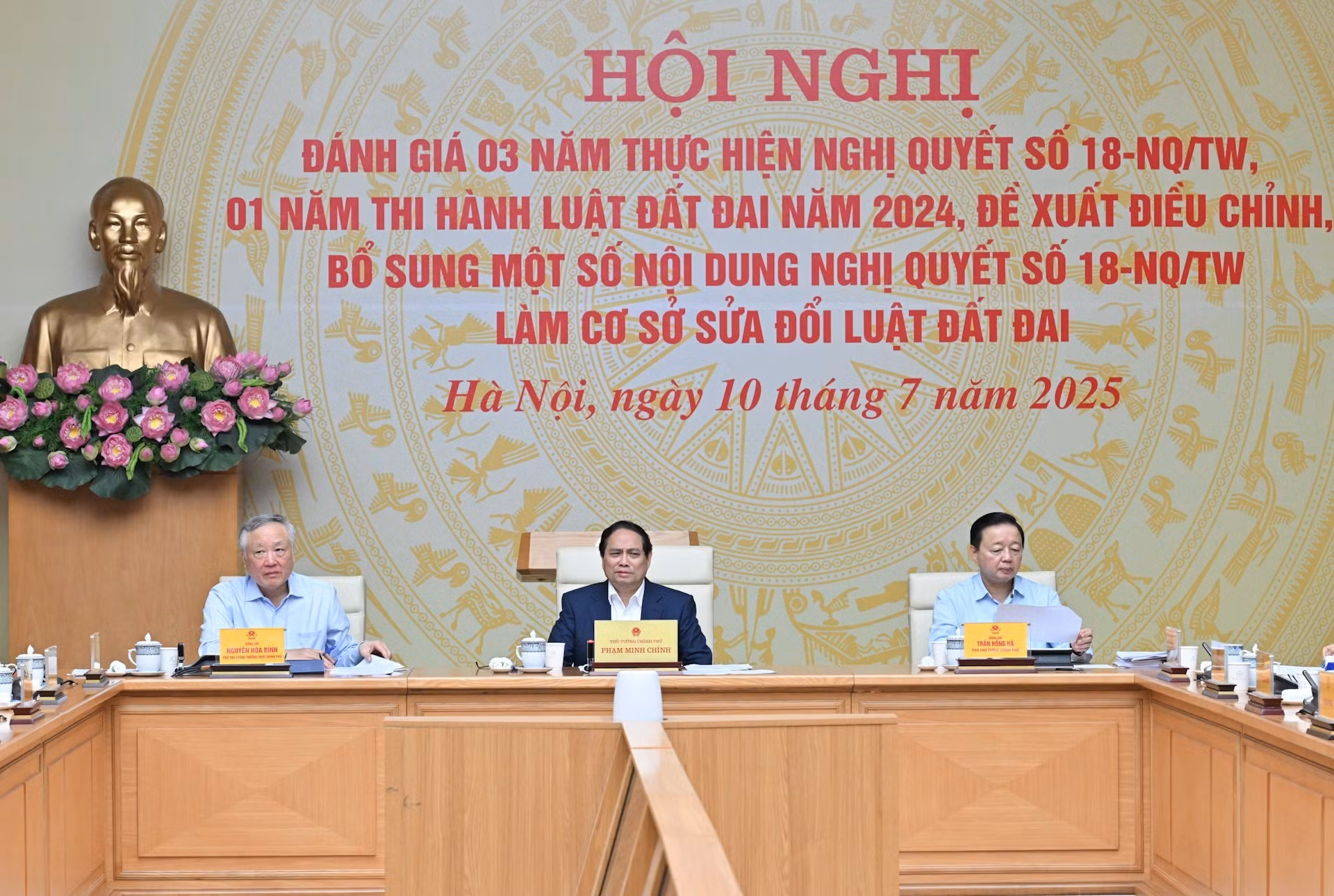 [Foto] Primer ministro vietnamita preside conferencia sobre políticas y legislación de tierras