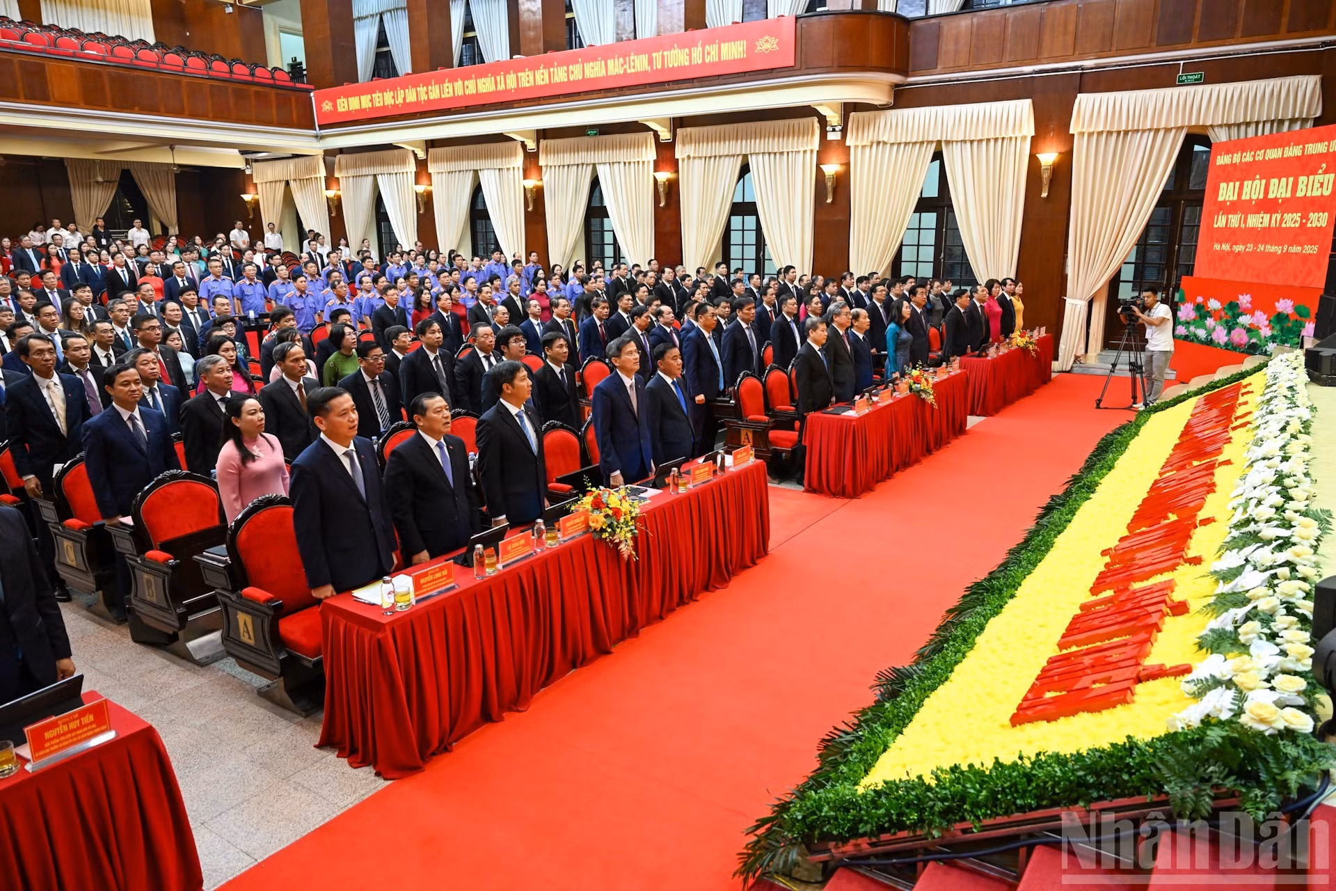Los dirigentes del Partido, del Estado y los delegados realizan la ceremonia de saludo a la bandera nacional.