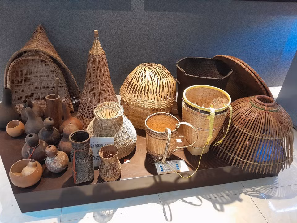 Artefactos utilizados por el pueblo S’tieng en la producción y la vida cotidiana.