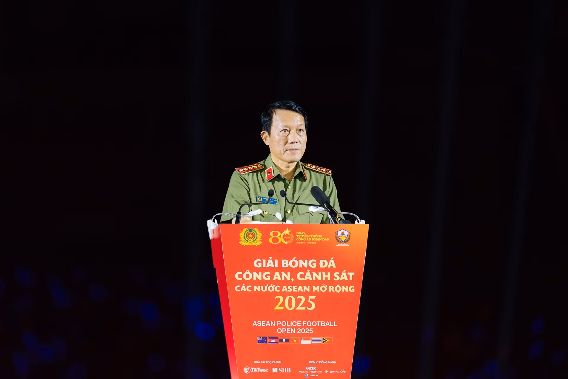 El ministro de Seguridad Pública, general Luong Tam Quang, pronuncia el discurso de apertura del torneo.