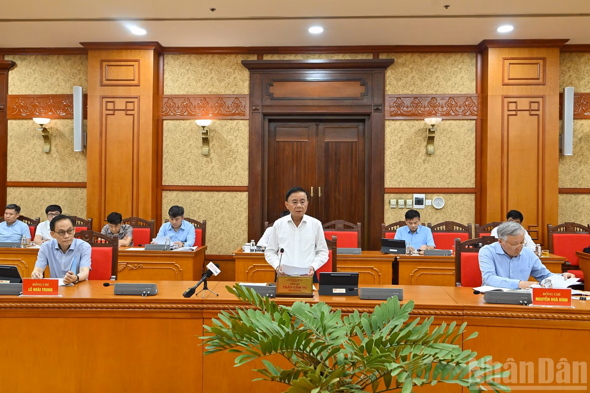 El miembro permanente del Secretariado del PCV, Tran Cam Tu; el viceprimer ministro permanente, Nguyen Hoa Binh; y el ministro interino de Relaciones Exteriores, Le Hoai Trung, junto con los delegados en la reunión.