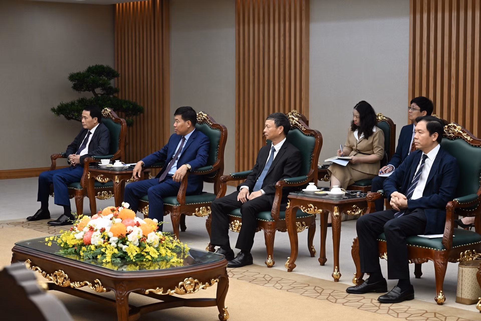Representantes de ministerios y organismos del Gobierno de Vietnam asisten al encuentro.
