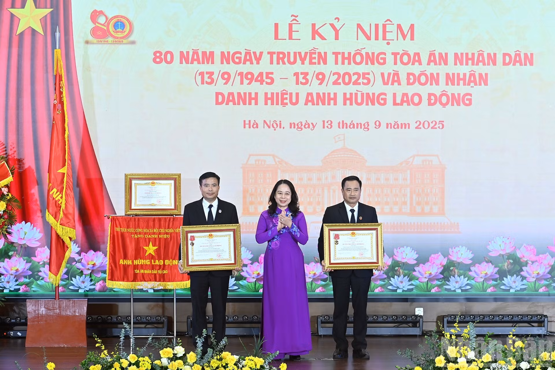 La vicepresidenta del país, Vo Thi Anh Xuan, entrega la Orden del Trabajo de Primera Clase al Tribunal Popular de Hanói y al Tribunal Popular de Ciudad Ho Chi Minh.