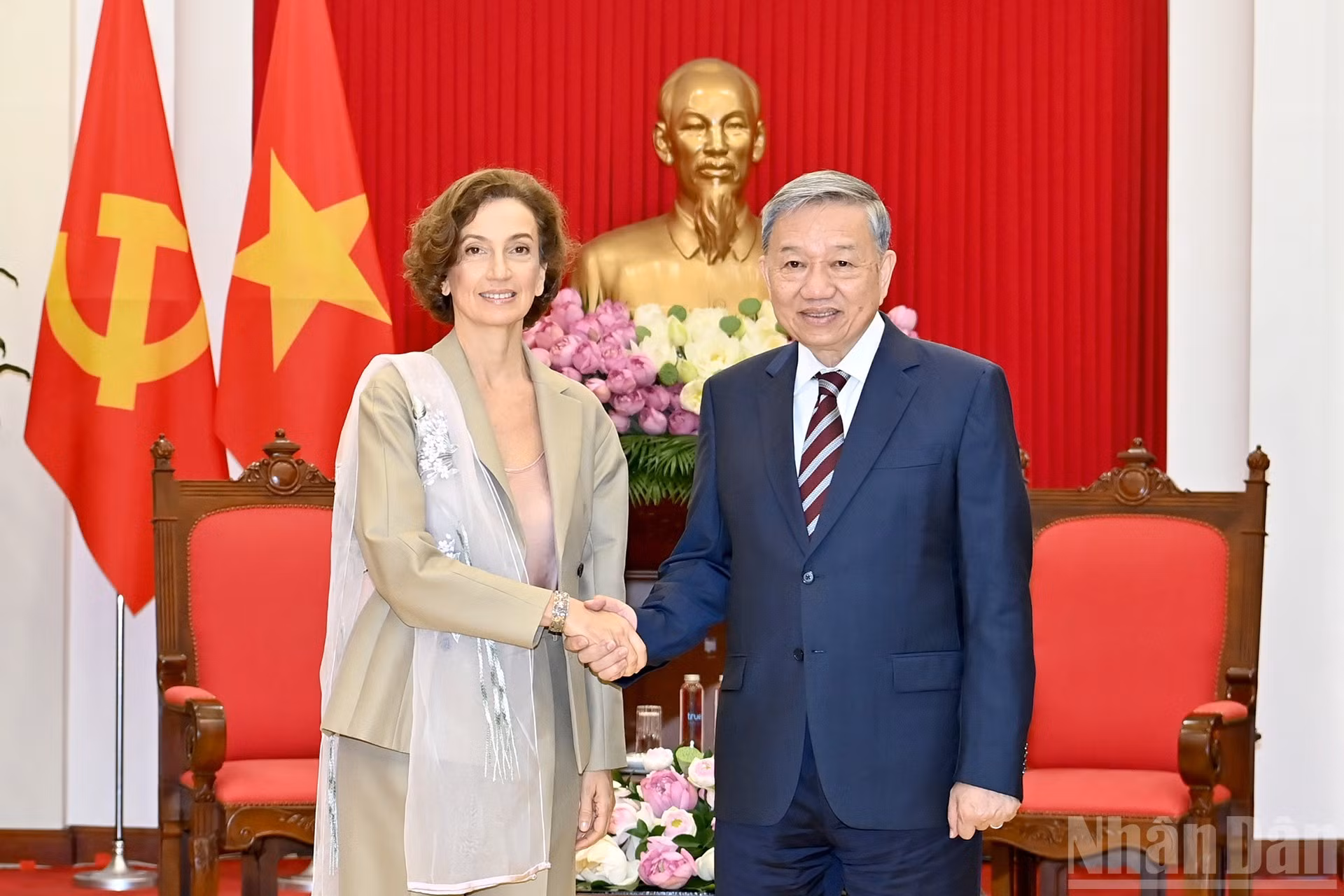 El máximo dirigentes partidista vietnamita y la directora general de la Unesco.
