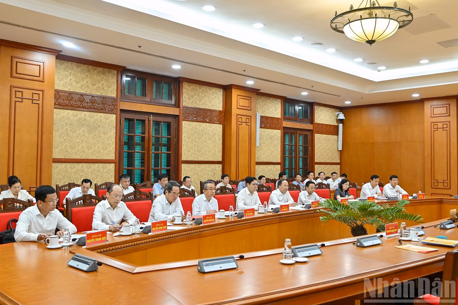 Los miembros de la Junta Permanente del Comité del Partido de Ha Tinh asisten a la reunión.