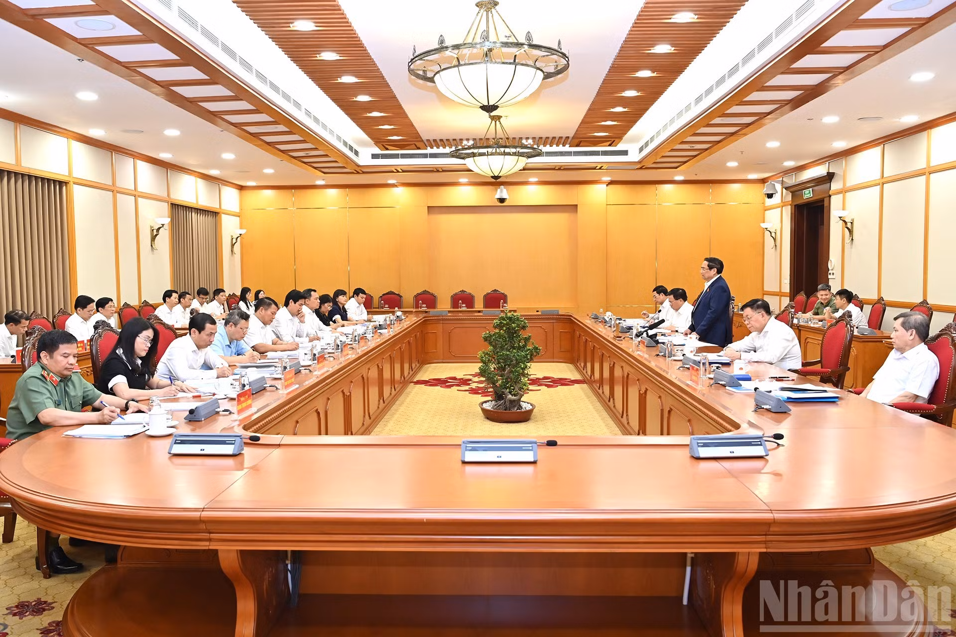 El miembro del Buró Político y primer ministro de Vietnam, Pham Minh Chinh, preside la reunión.