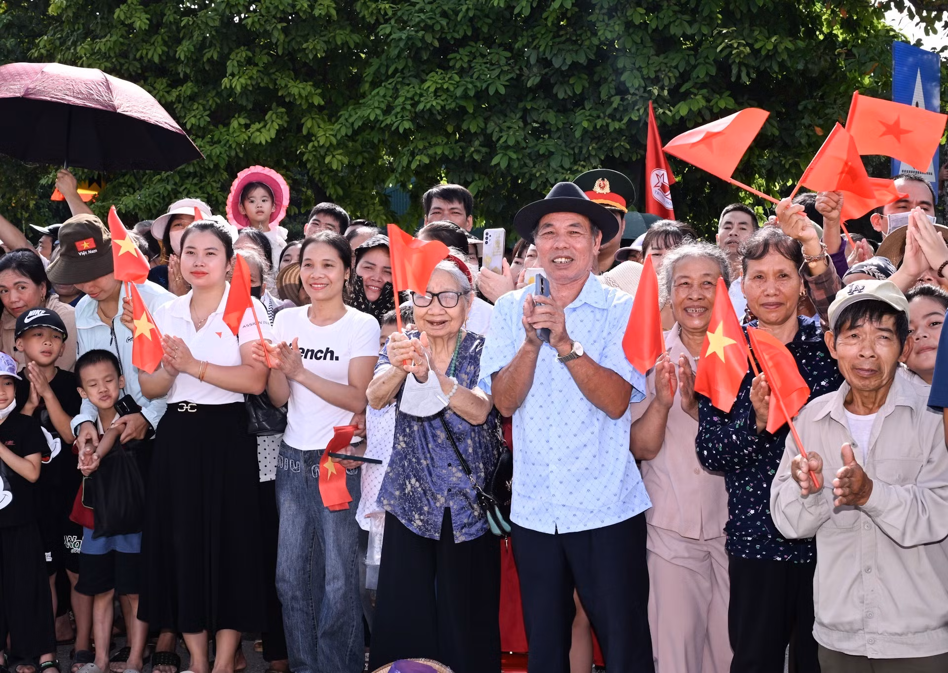 La alegría de la población local en el día de la inauguración del puente.