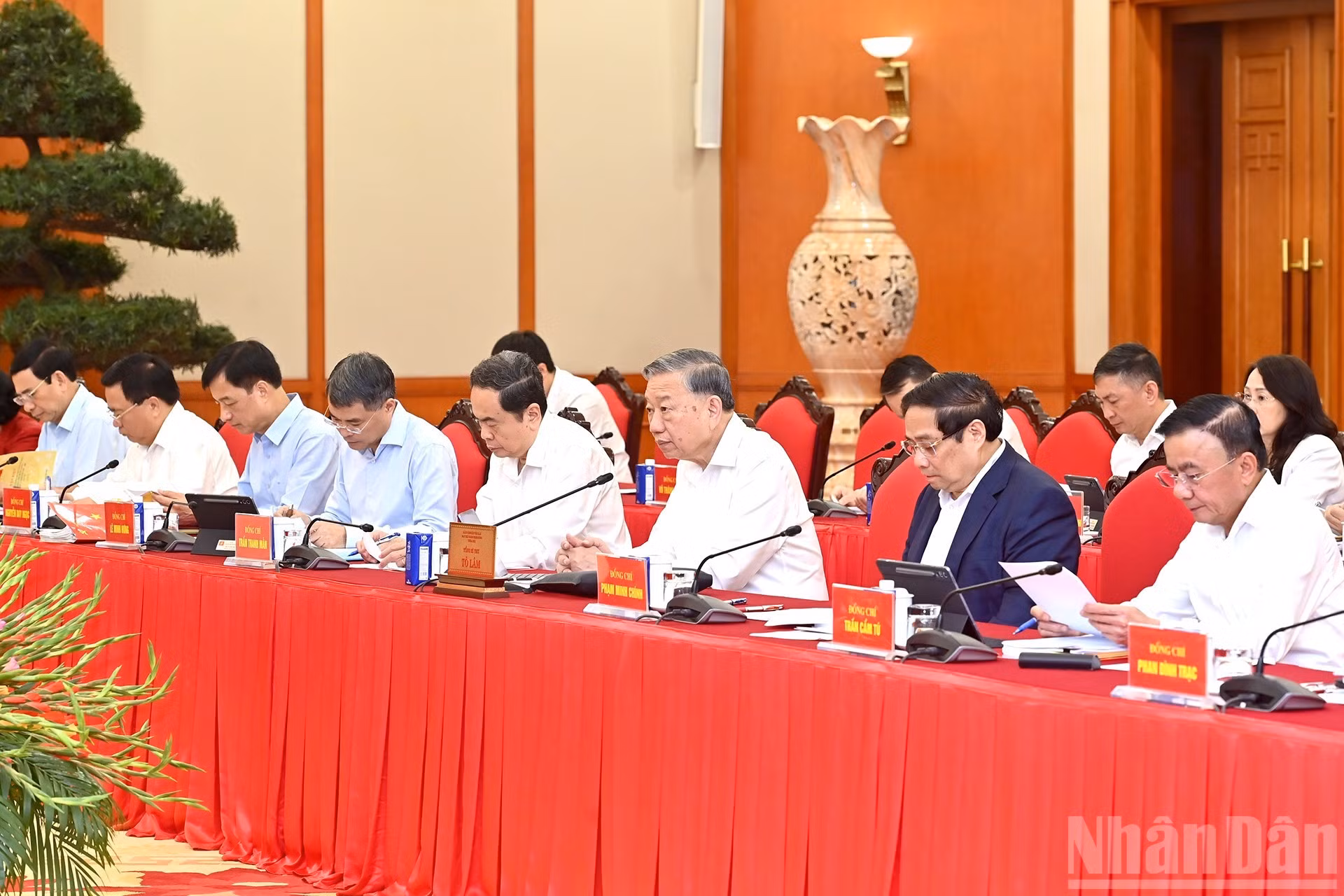 El secretario general del PCV, To Lam, pronuncia las conclusiones de la reunión.