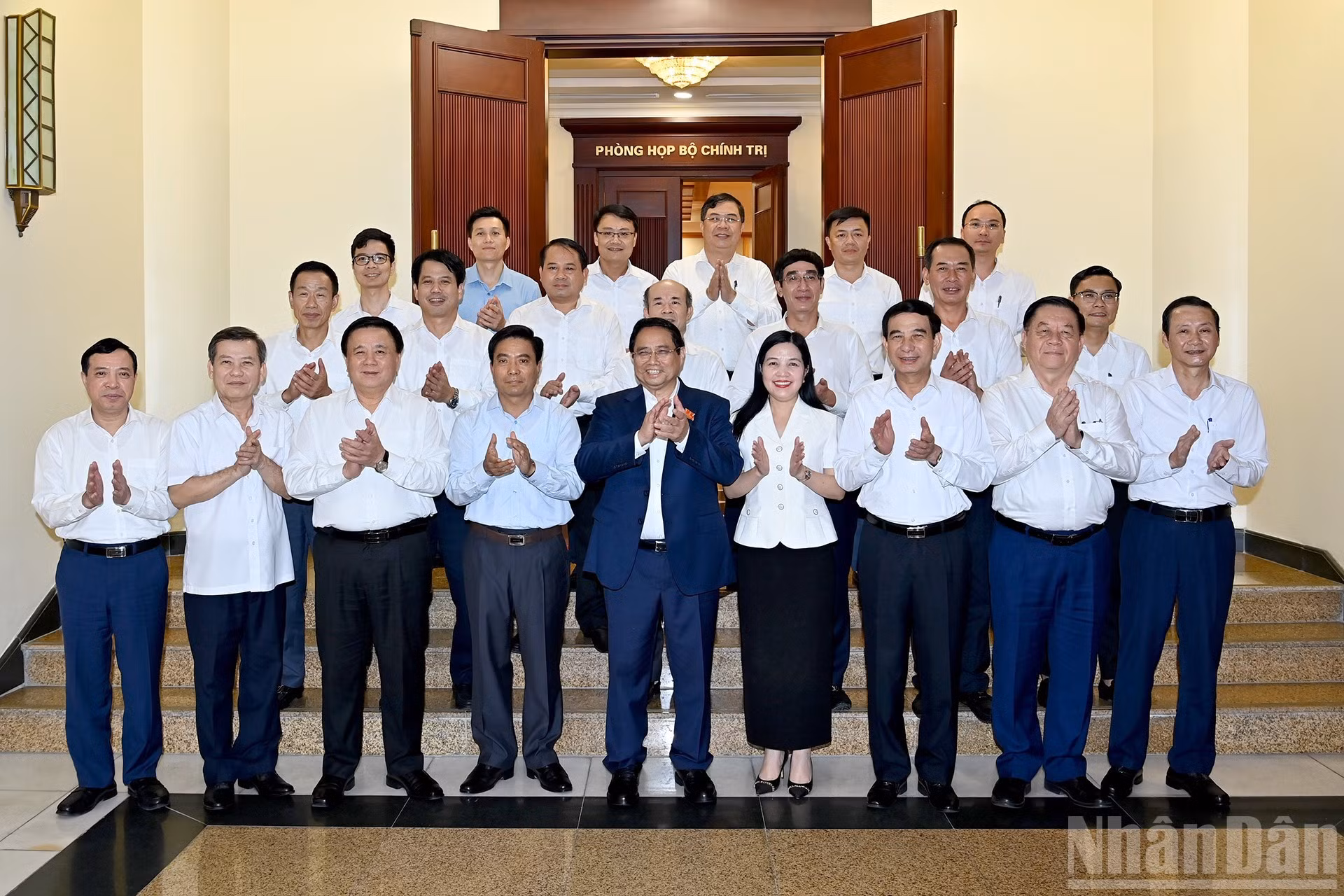 El primer ministro Pham Minh Chinh y dirigentes del Partido y del Estado con la Junta Ejecutiva del Comité partidista de Thanh Hoa.