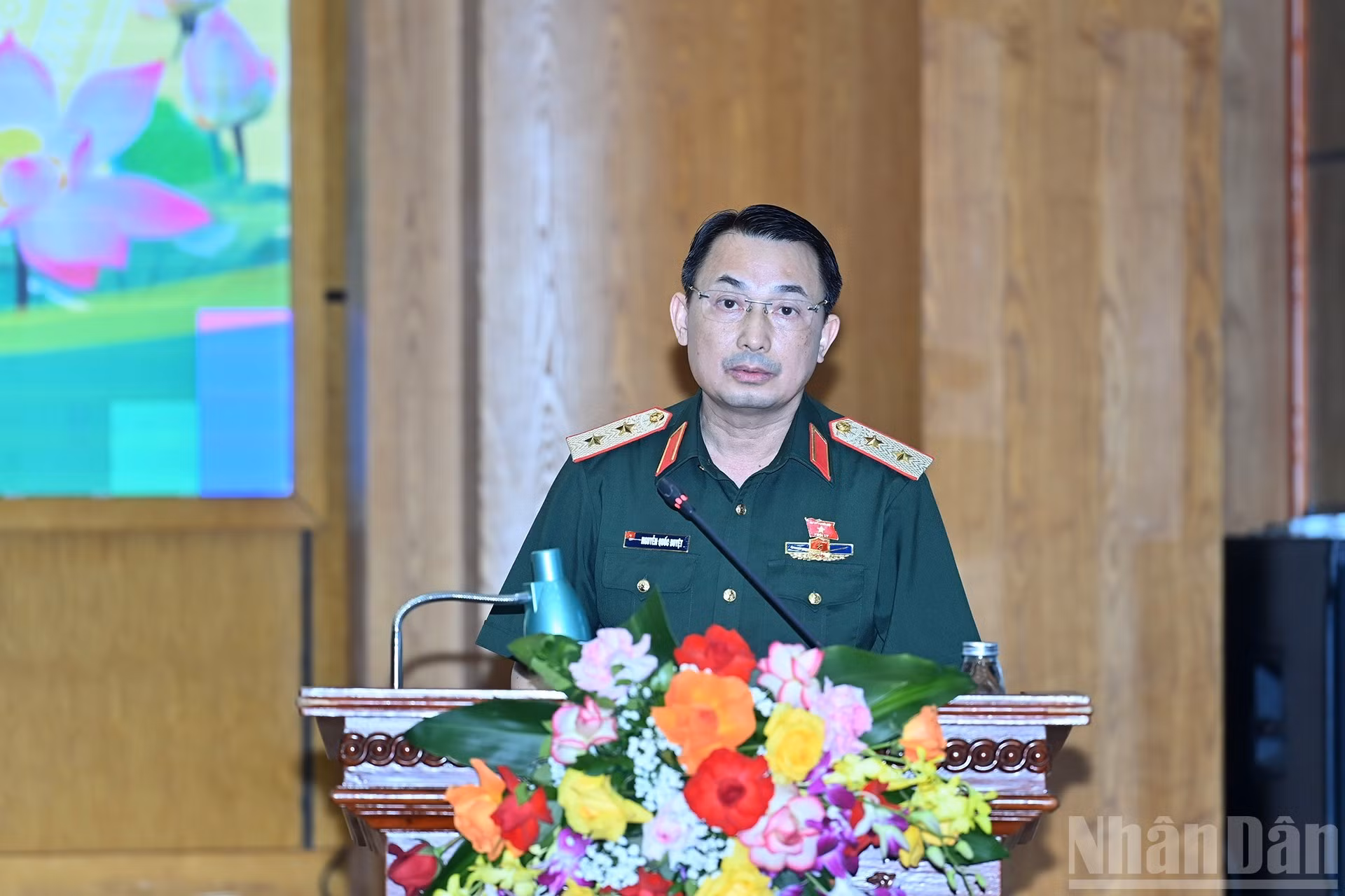 El diputado Nguyen Quoc Duyet presenta un informe en la reunión.