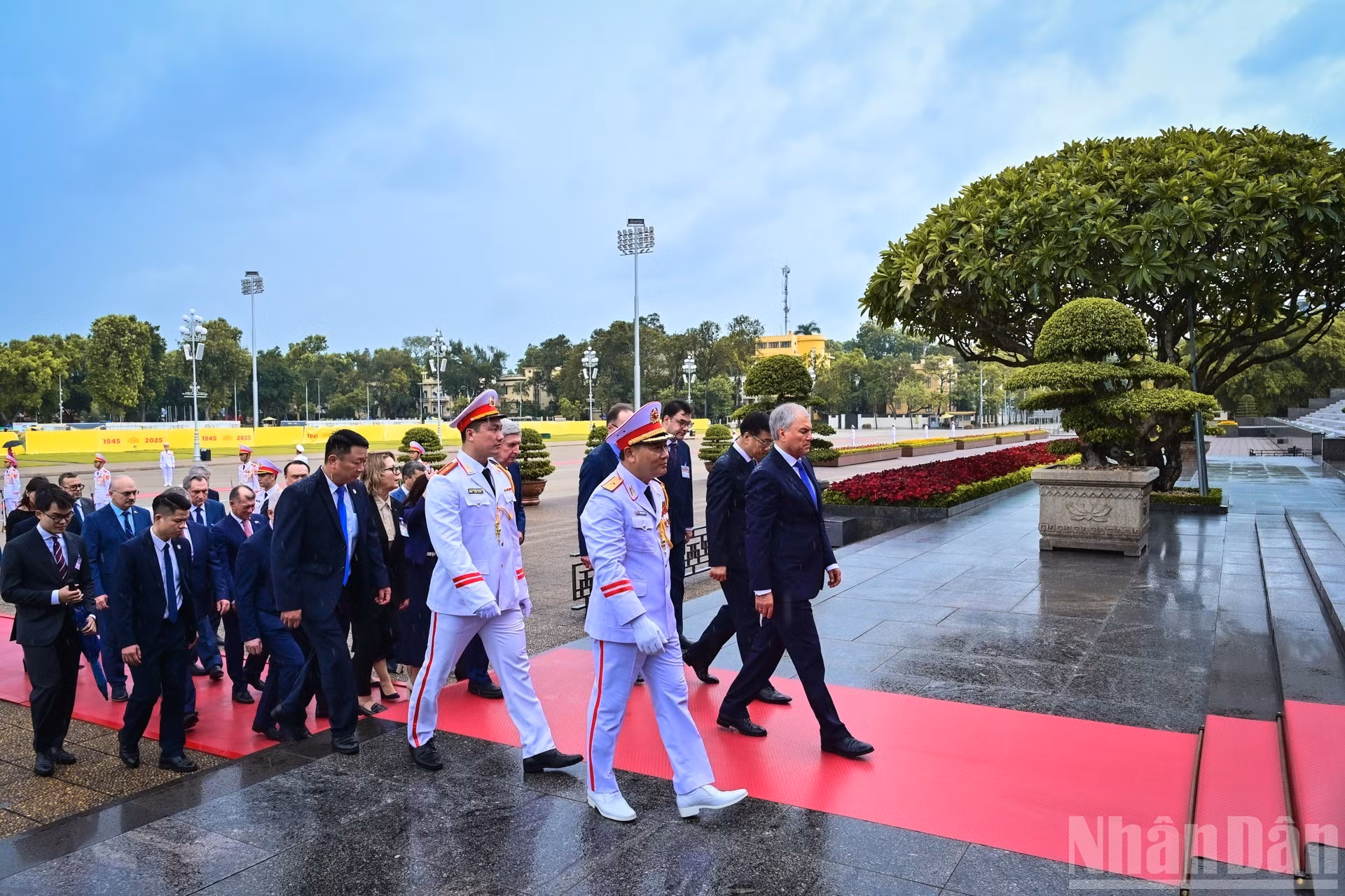 Vyacheslav Volodin y los delegados rusos entran en el Mausoleo para rendir homenaje al Presidente Ho Chi Minh.