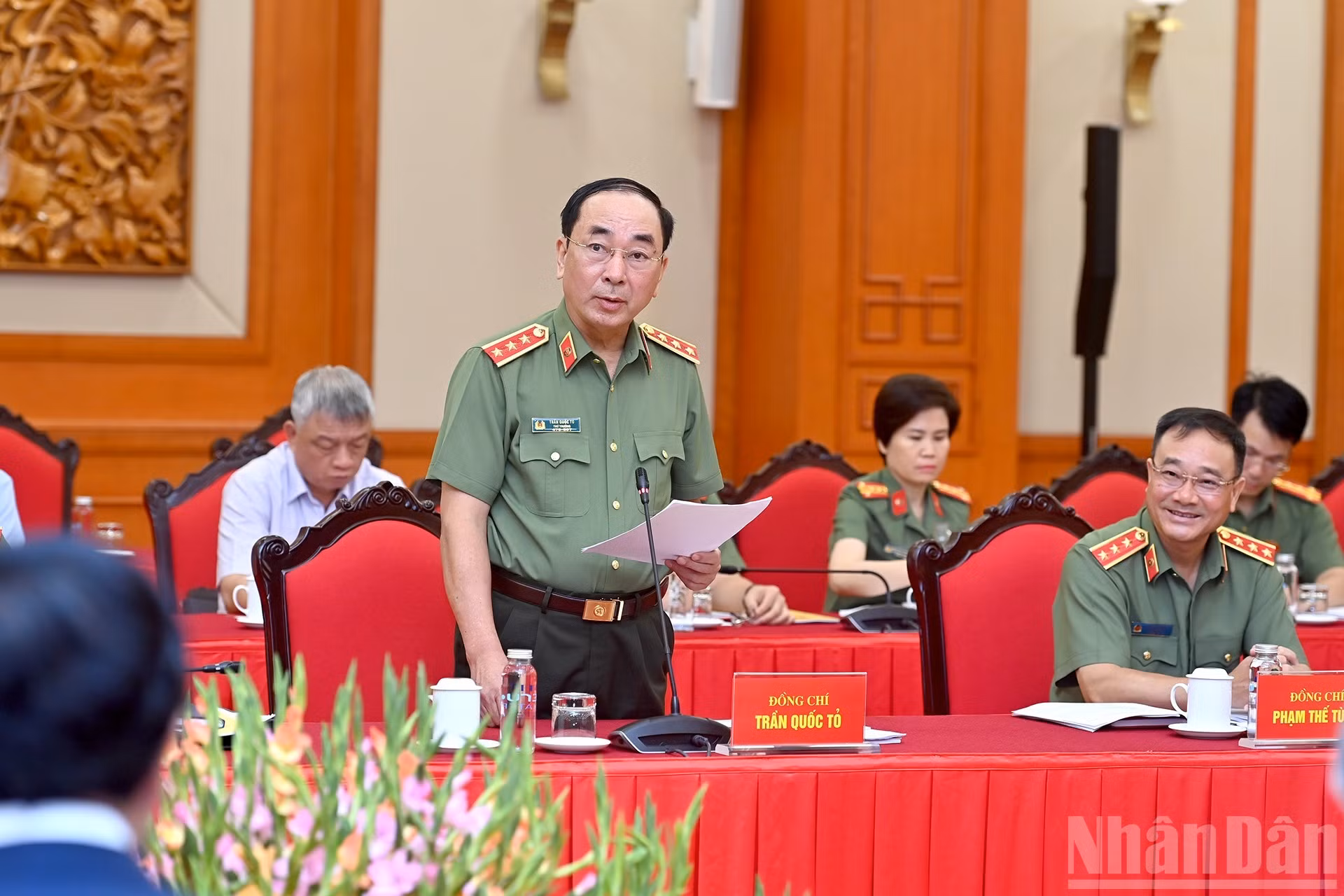El coronel general Tran Quoc To, subsecretario de la Comisión Central de Seguridad Pública, y viceministro de Seguridad Pública, presenta un informe en la cita.