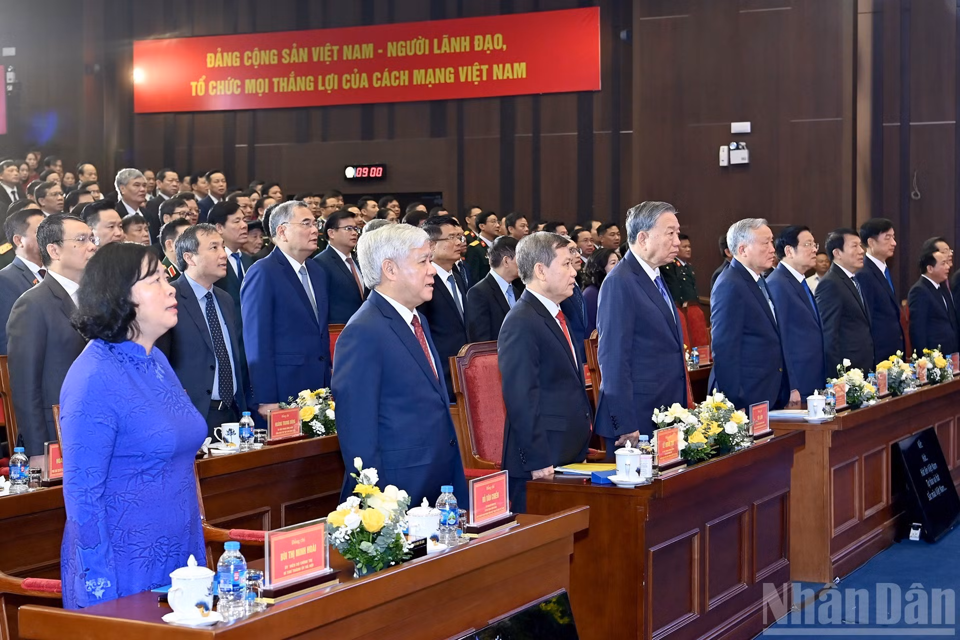 Los delegados realizan la ceremonia de saludo a la bandera nacional.