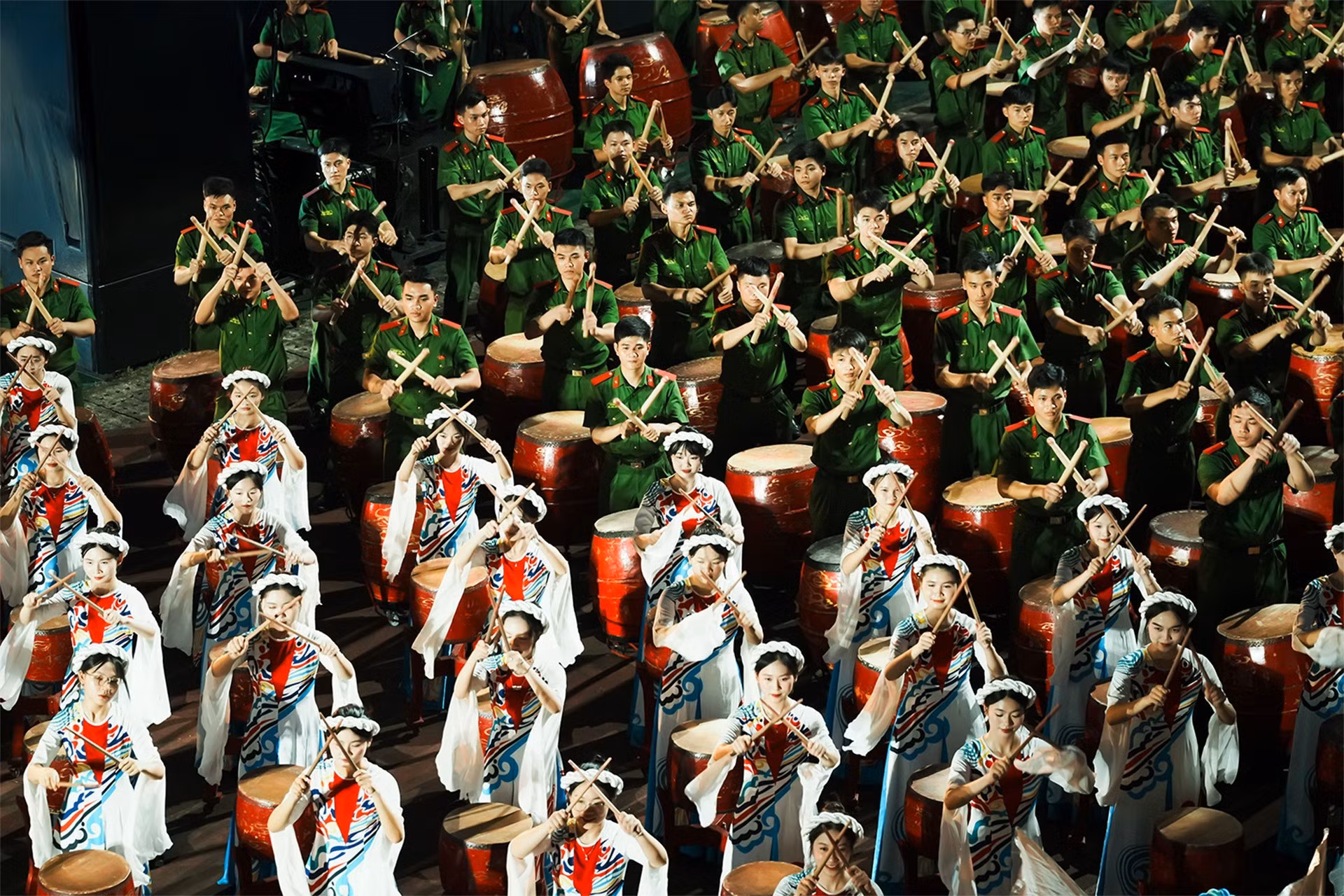 Cerca de 600 cadetes de la Academia de Policía del Pueblo se suman a una coreografía meticulosamente organizada, creando un espectáculo visual que cautiva a miles de espectadores.