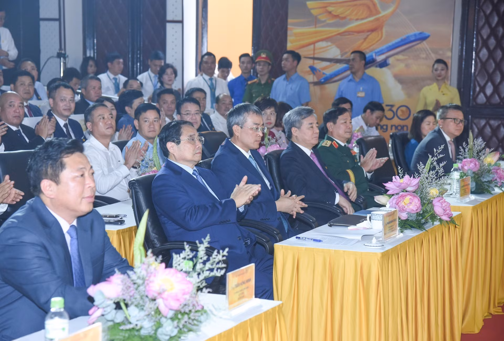 El primer ministro Pham Minh Chinh y los delegados en la ceremonia.