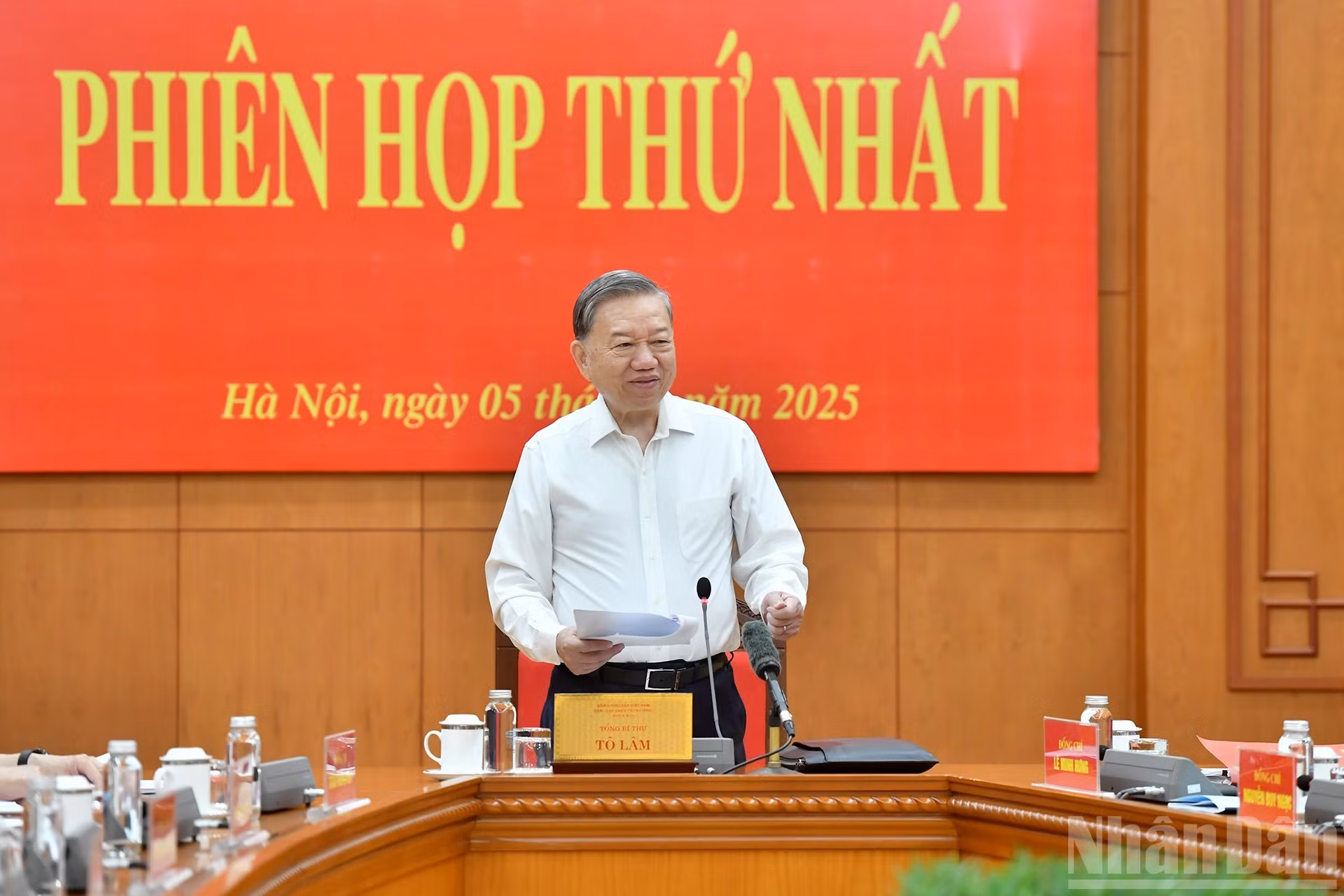 To Lam pronuncia un discurso de orientación en la reunión.