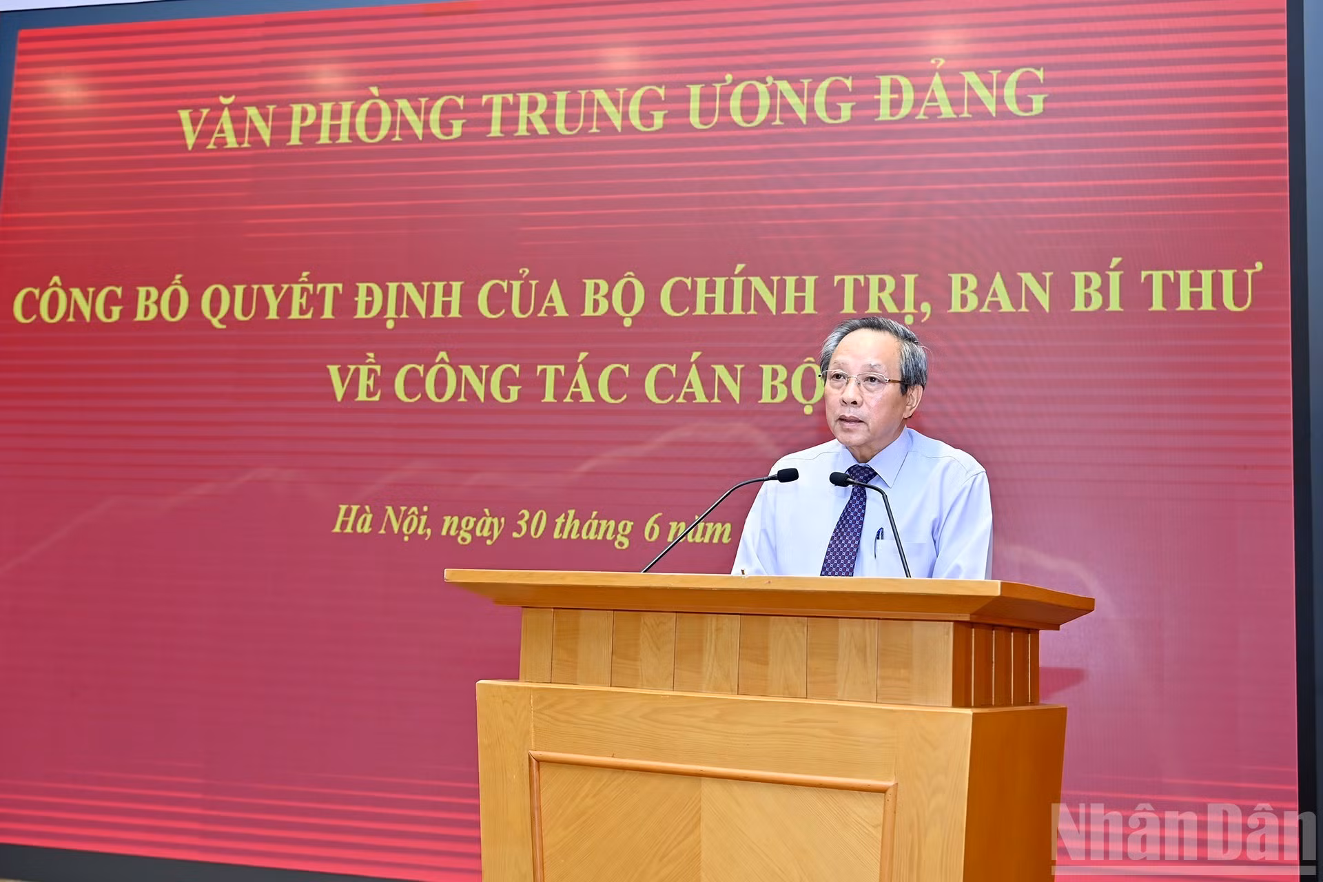 El vicetitular permanente de la Comisión de Organización del Comité Central del PCV, Hoang Dang Quang, dio lectura a las decisiones del Buró Político y del Secretariado.