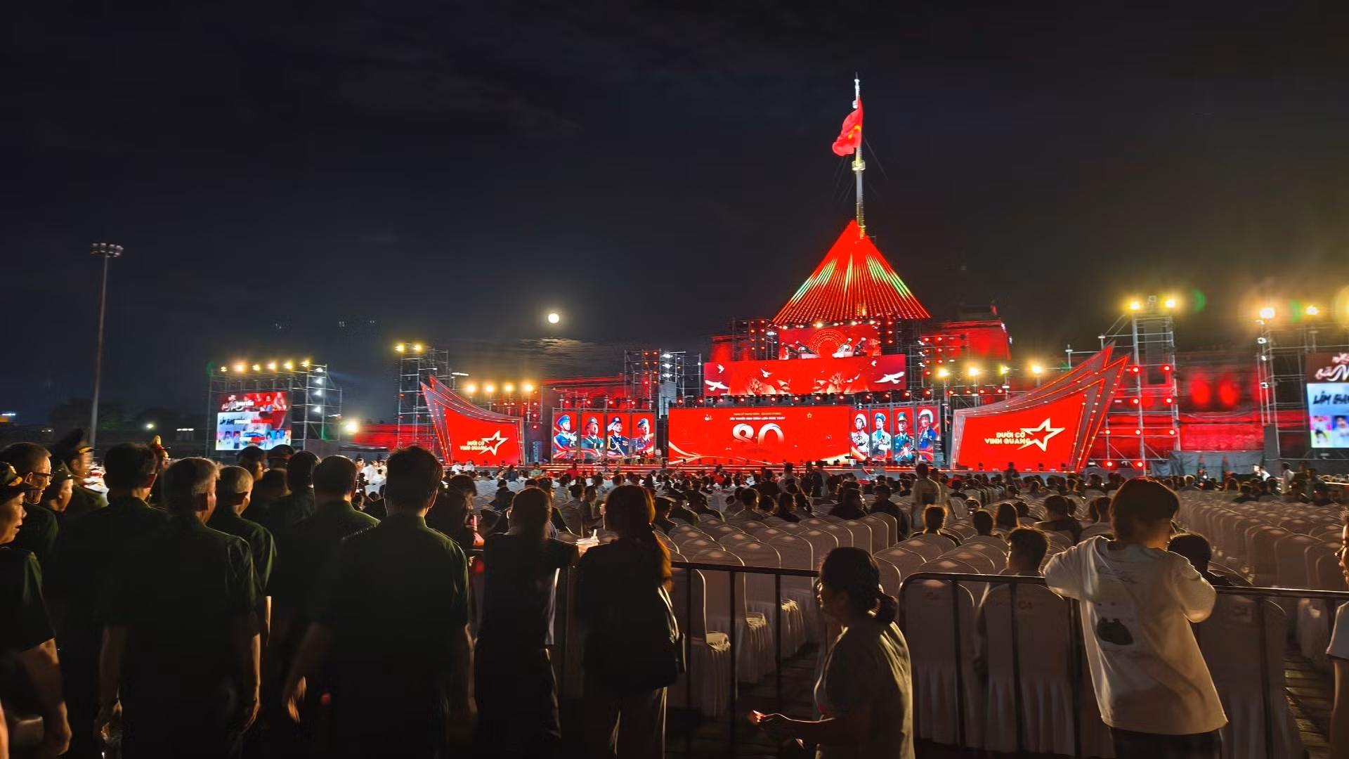 [Foto] Celebran en Hue programa político-artístico “Bajo la bandera de la gloria”