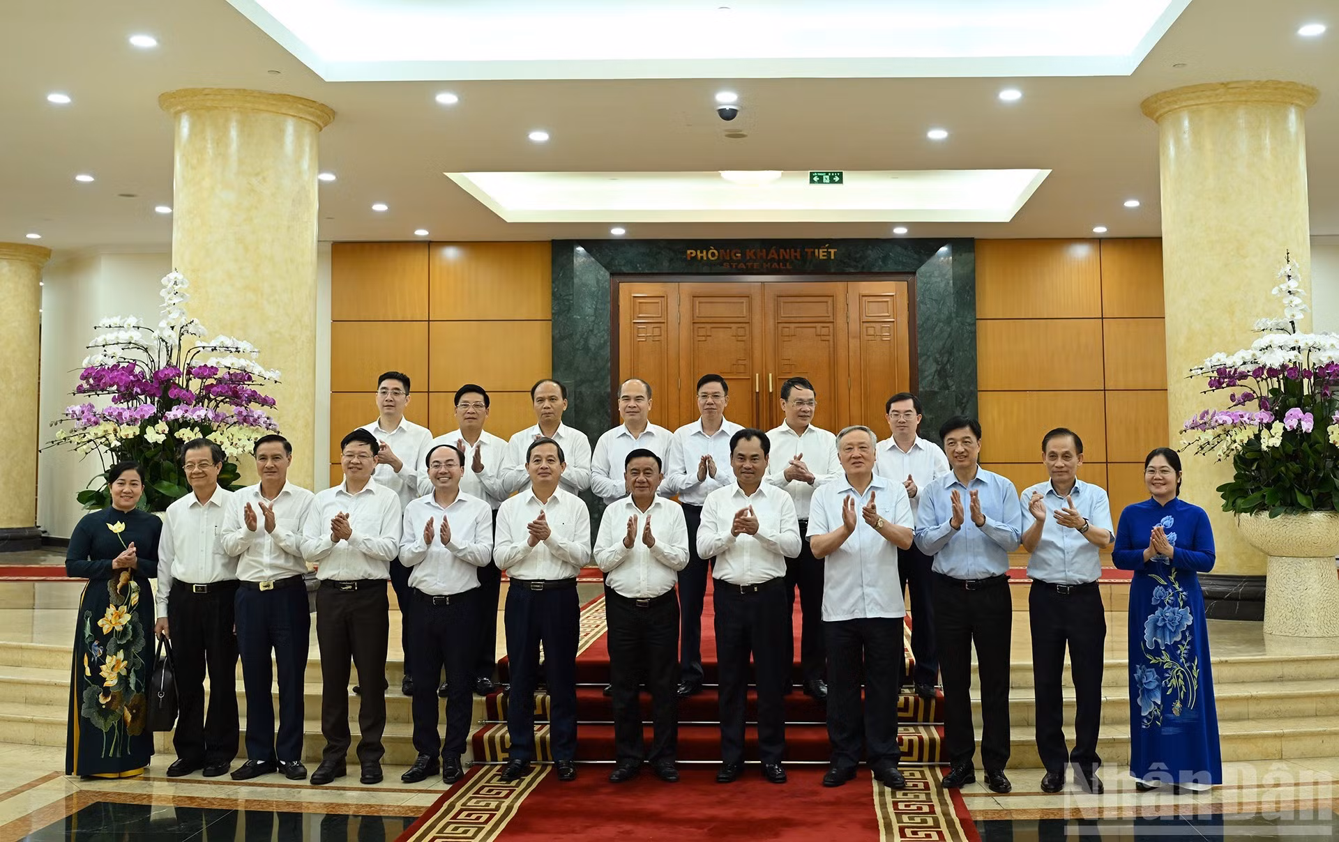 El miembro permanente del Secretariado Tran Cam Tu junto con miembros del Buró Político y del Secretariado y los delegados en la reunión con la Junta Permanente del Comité del Partido de Thai Nguyen.